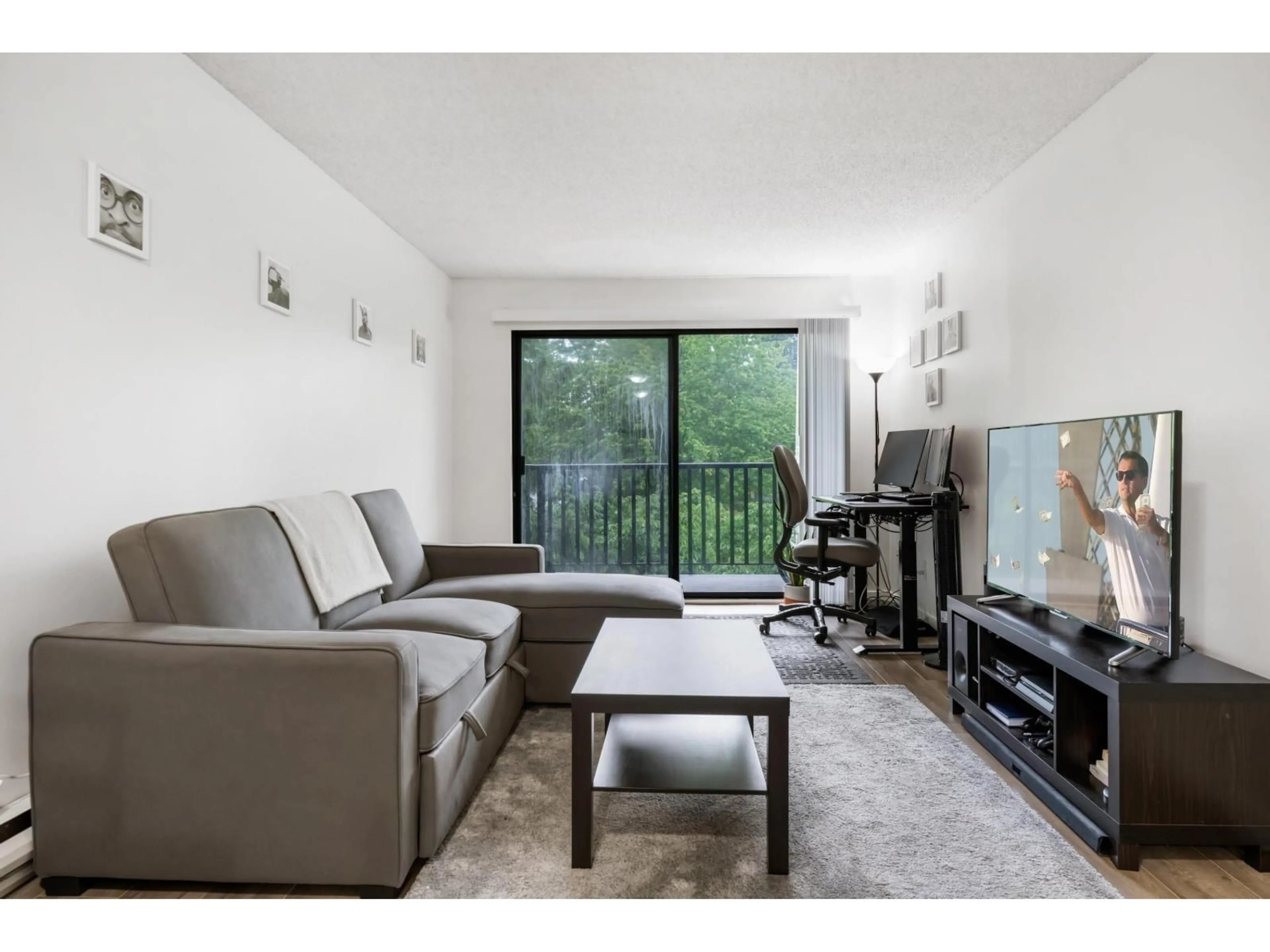 Living room with furniture, wood/laminate floor for 311 - 9952 149 STREET, Surrey British Columbia V3R7W7