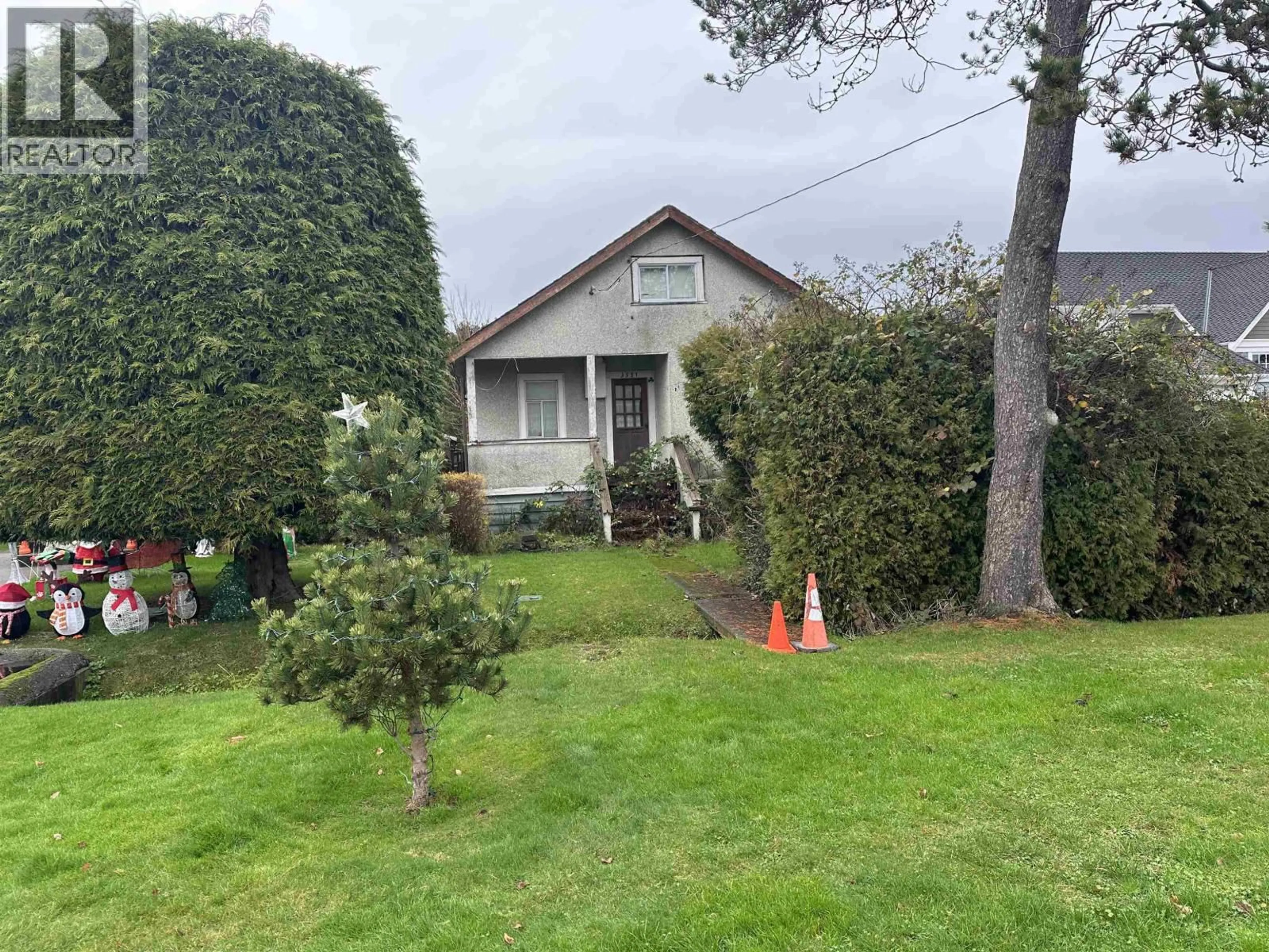 A pic from outside/outdoor area/front of a property/back of a property/a pic from drone, street for 3551 RICHMOND STREET, Richmond British Columbia V7E2W2