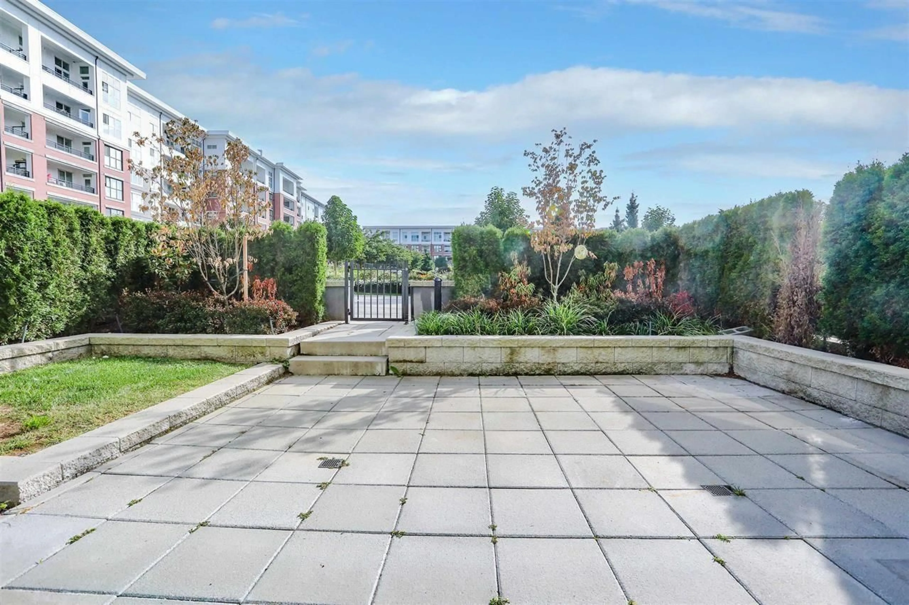 Patio, street for B120 - 8150 207 STREET, Langley British Columbia V2Y4J3