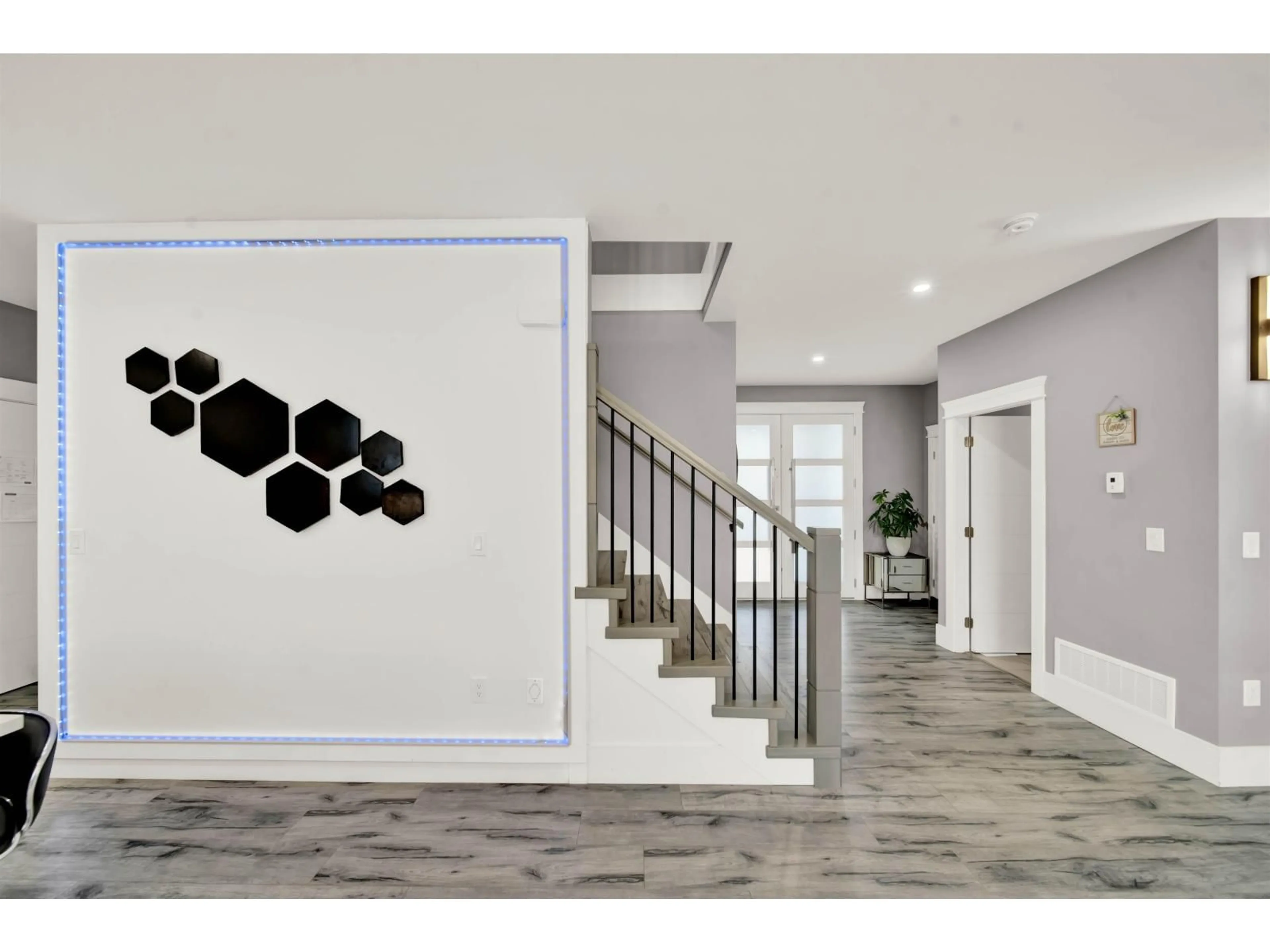 Indoor foyer for 38 - 4217 OLD CLAYBURN ROAD, Abbotsford British Columbia V3G1L5