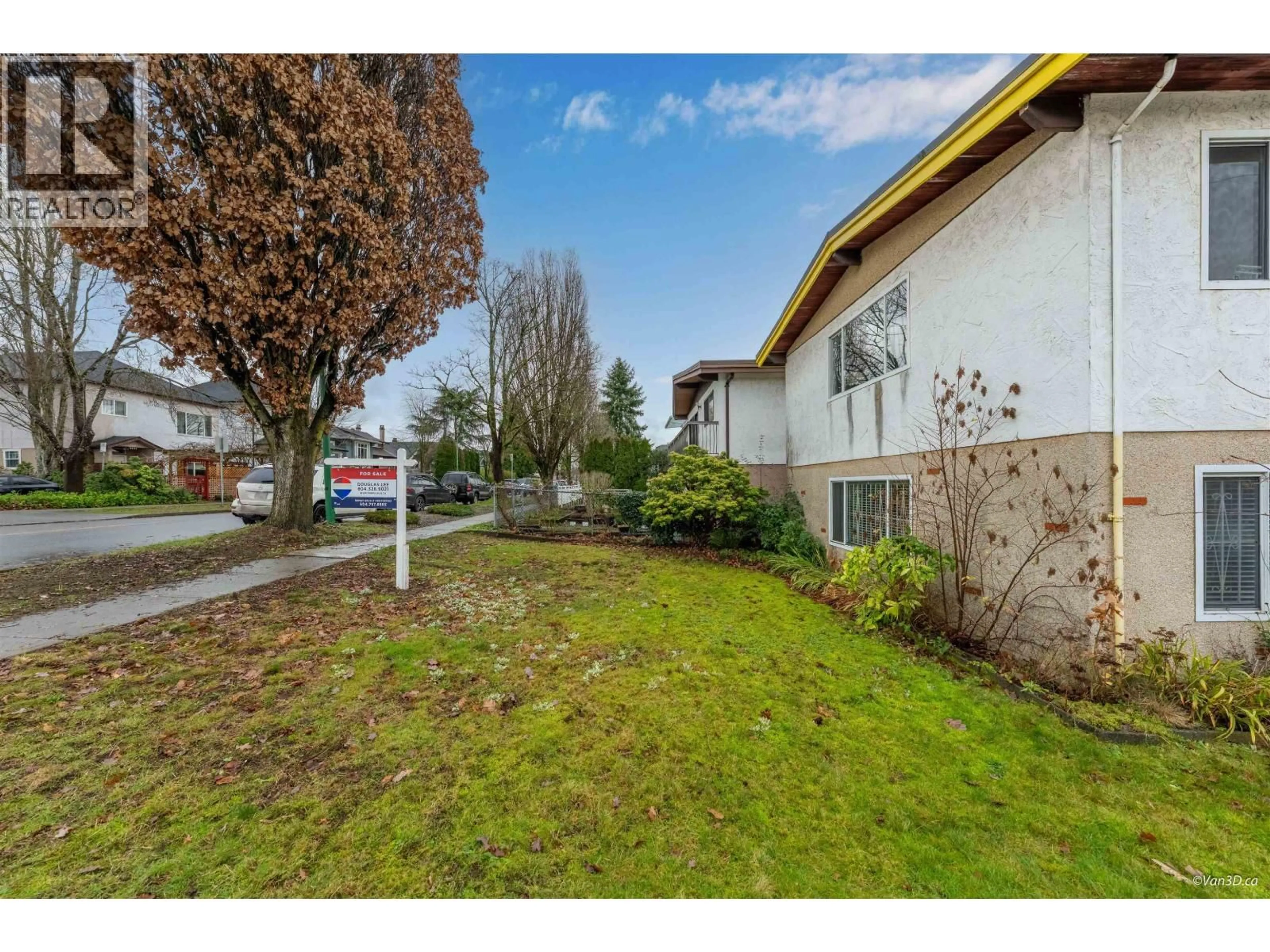 A pic from outside/outdoor area/front of a property/back of a property/a pic from drone, street for 500 GILMORE AVENUE, Burnaby British Columbia V5C4R4