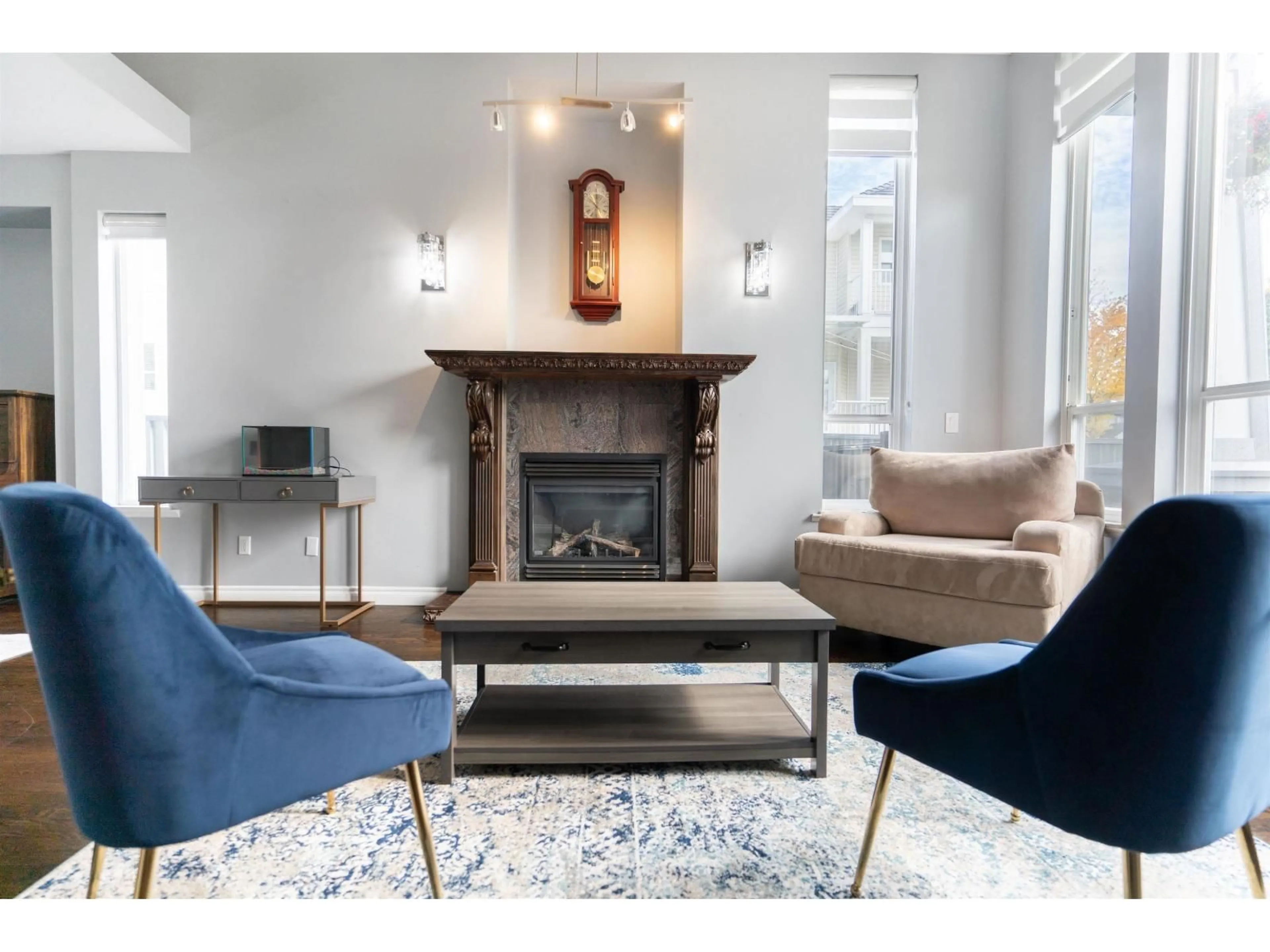 Living room with furniture, unknown for 14135 90A AVENUE, Surrey British Columbia V3V8E1