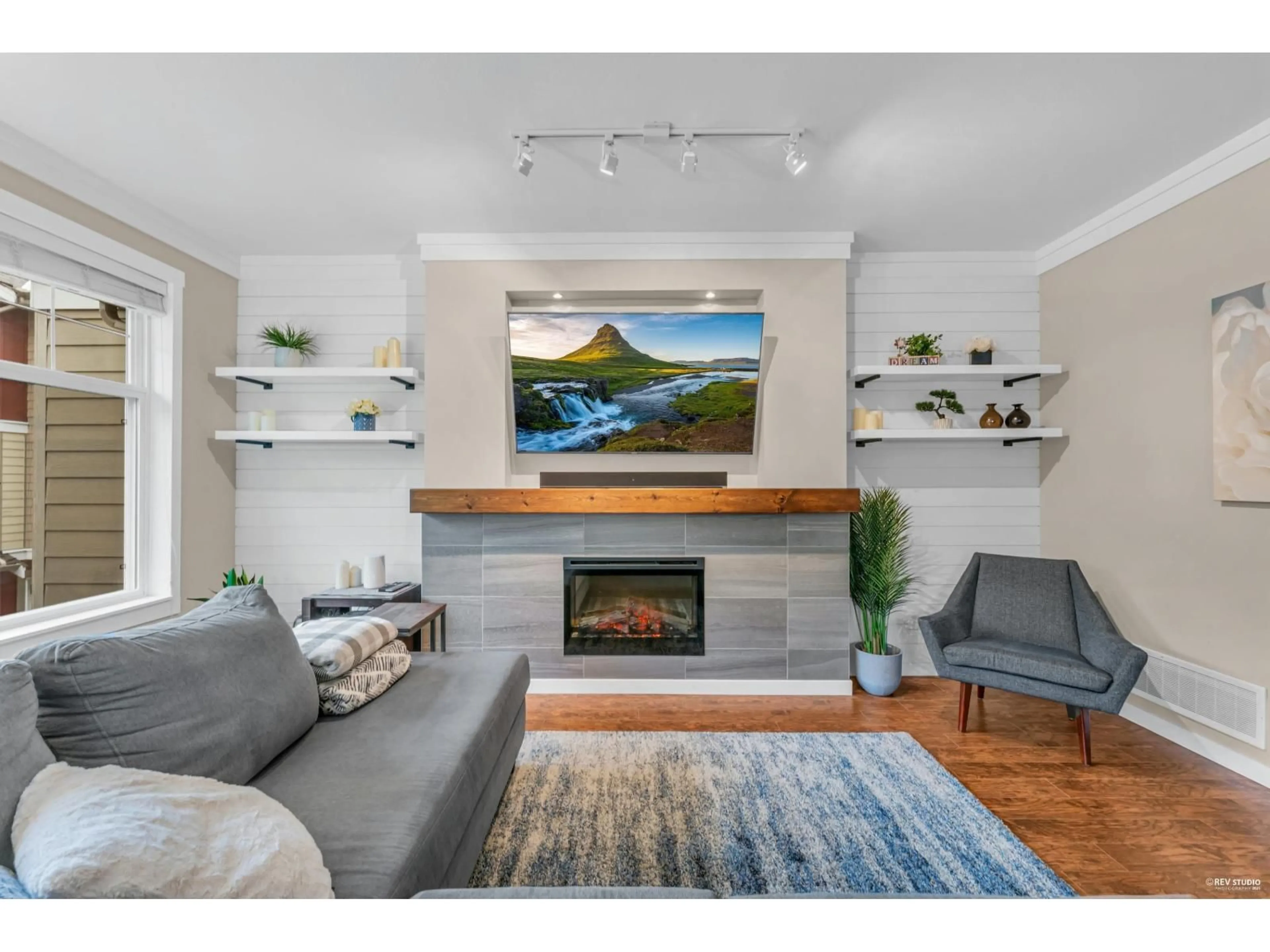 Living room with furniture, wood/laminate floor for 50 - 3009 156 STREET, Surrey British Columbia V3Z0N9