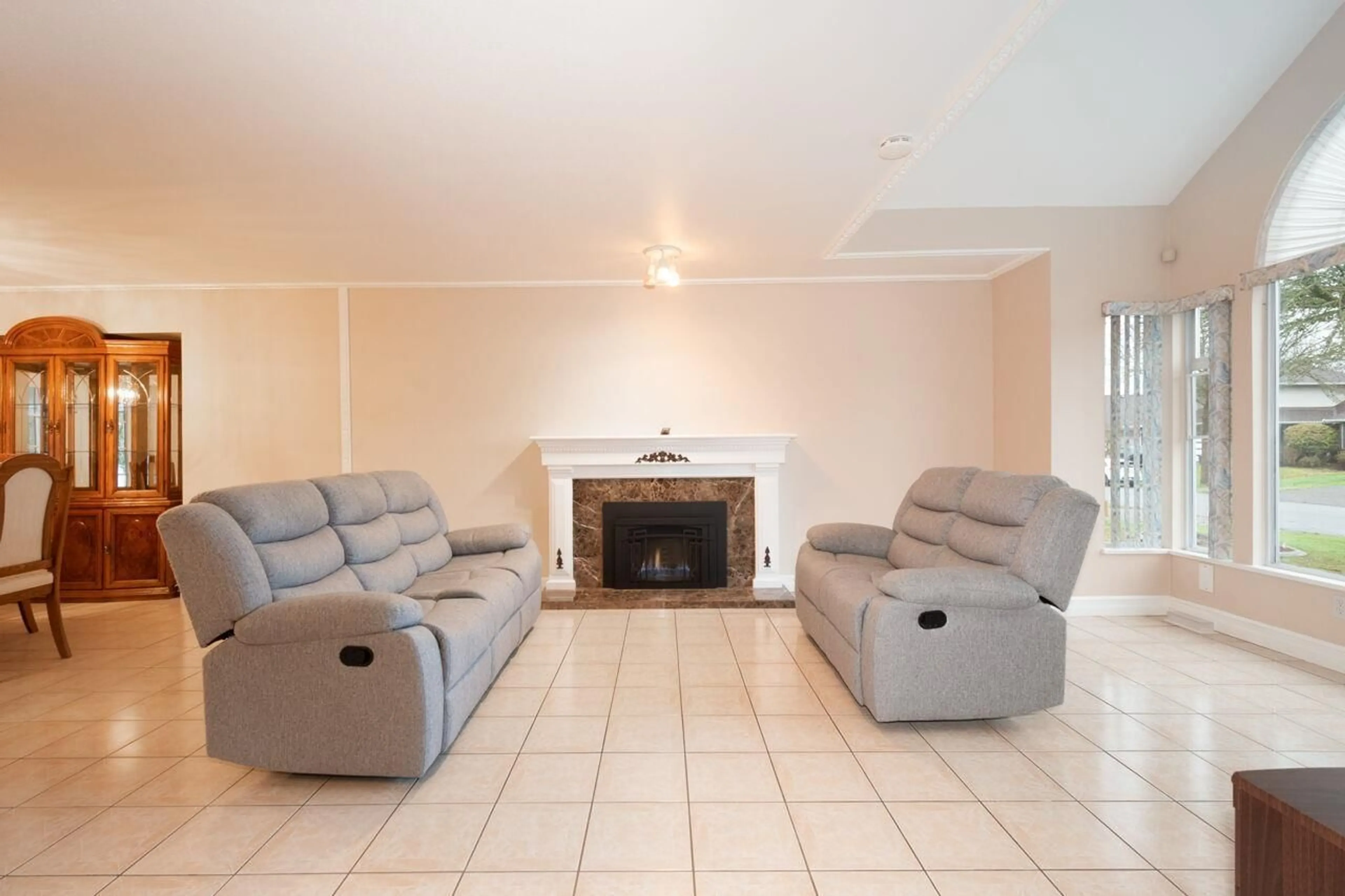 Living room with furniture, unknown for 6081 185B STREET, Surrey British Columbia V3S7P6