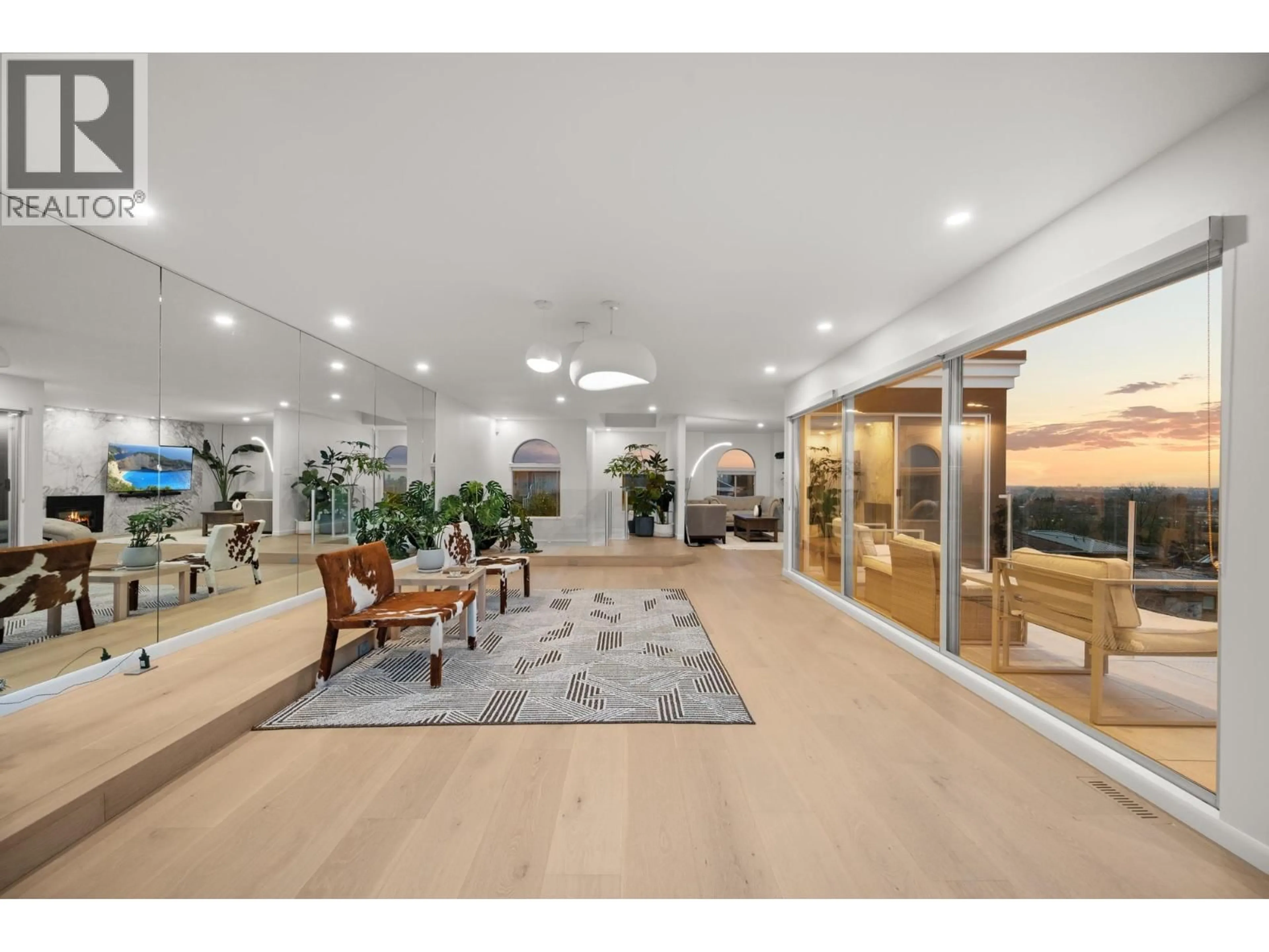 Indoor foyer for 4863 CAMBRIDGE STREET, Burnaby British Columbia V5C1H9