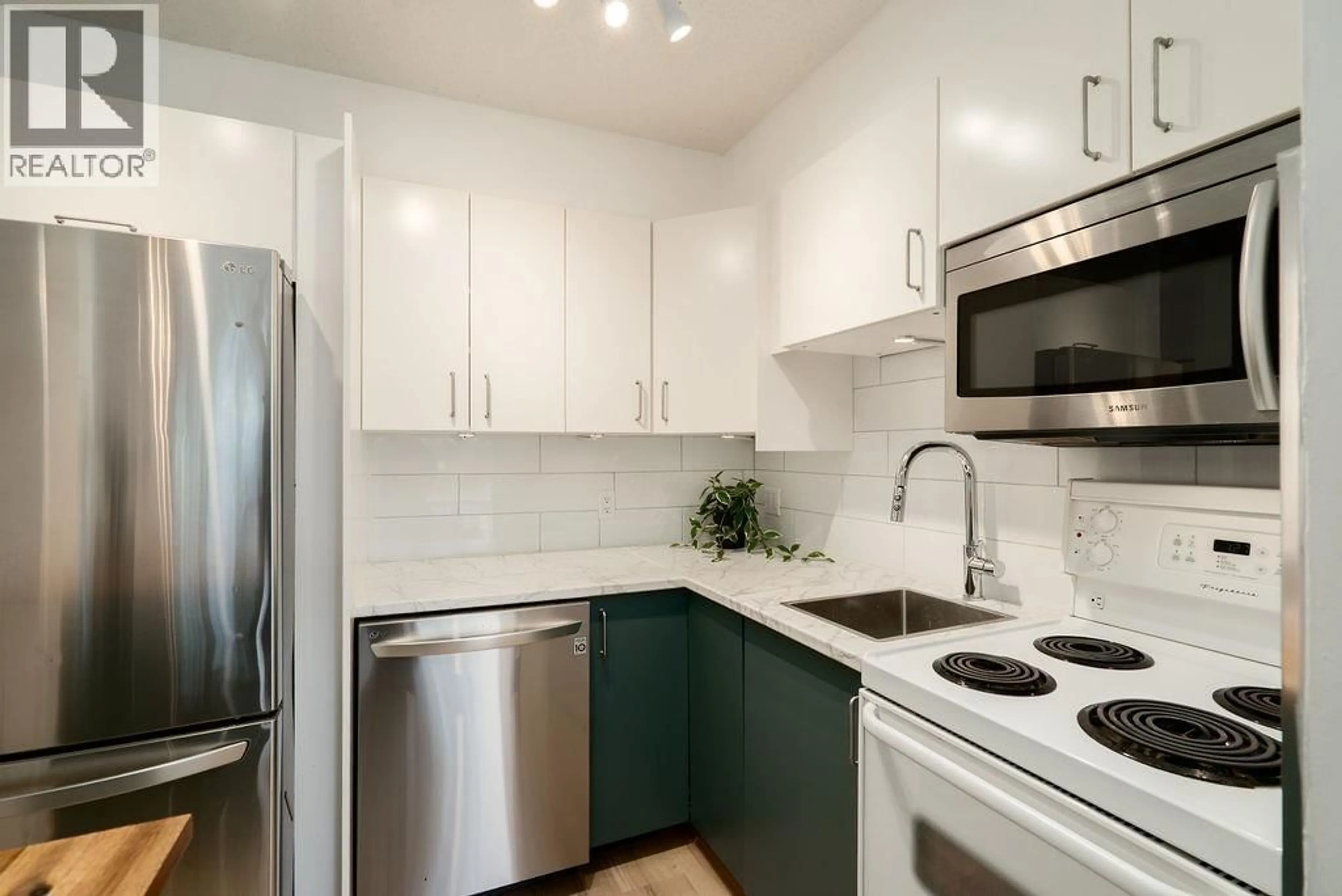 Standard kitchen, unknown for 1009 CLARKE ROAD, Port Moody British Columbia V3H1M3