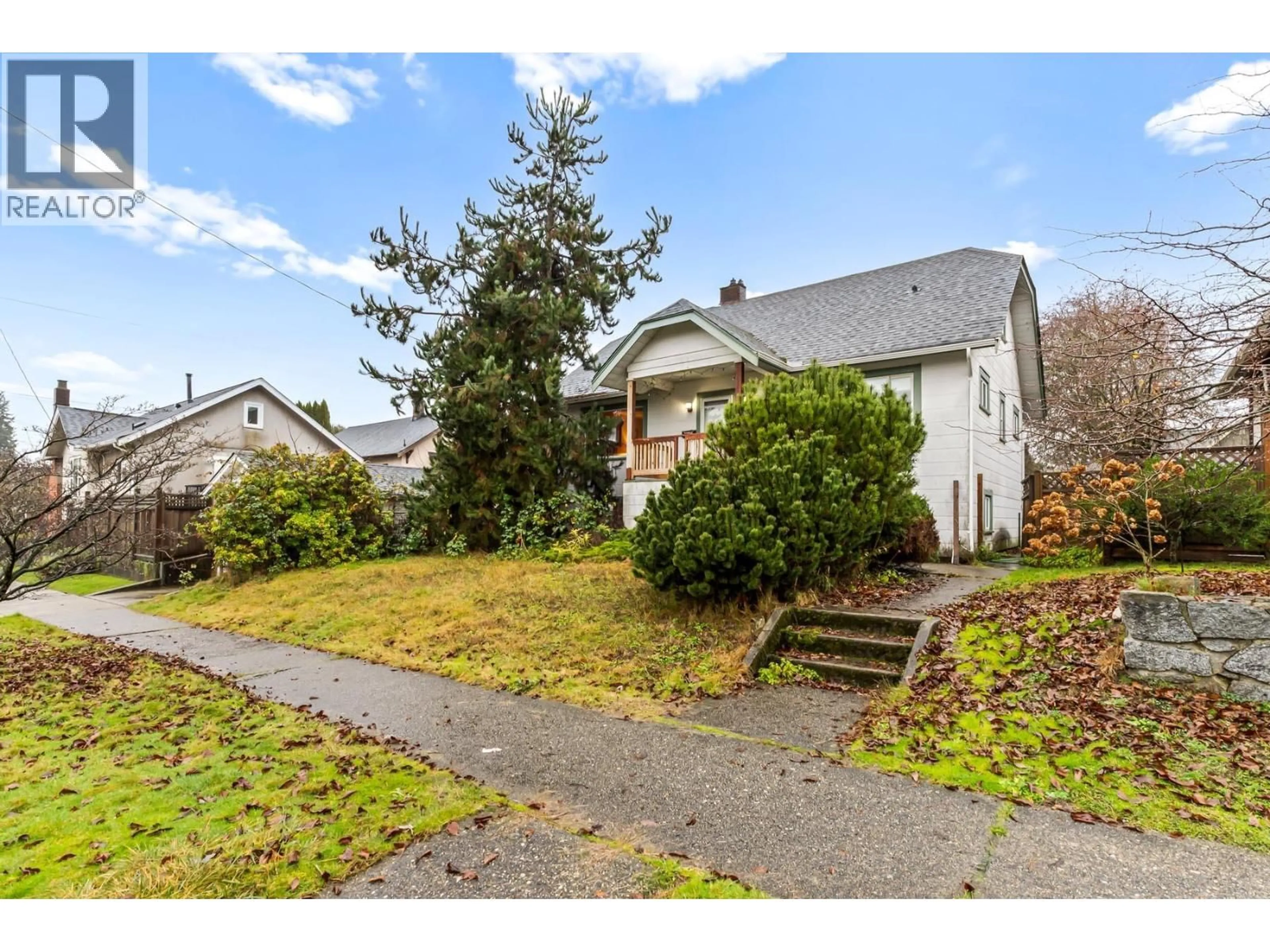 Home with vinyl exterior material, street for 911 DUBLIN STREET, New Westminster British Columbia V3M2Y5