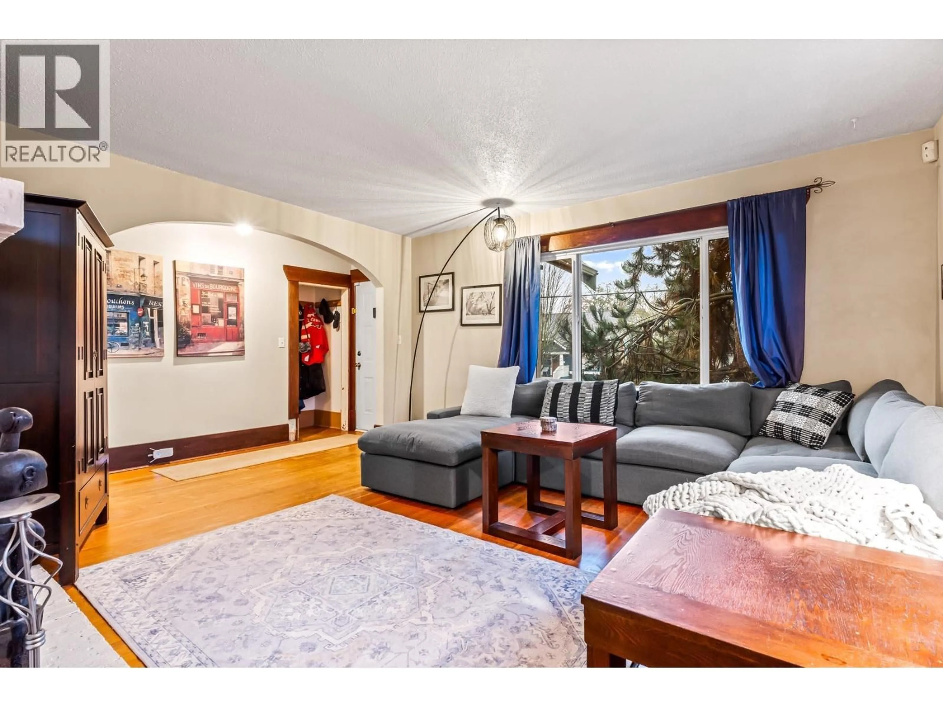 Living room with furniture, wood/laminate floor for 911 DUBLIN STREET, New Westminster British Columbia V3M2Y5