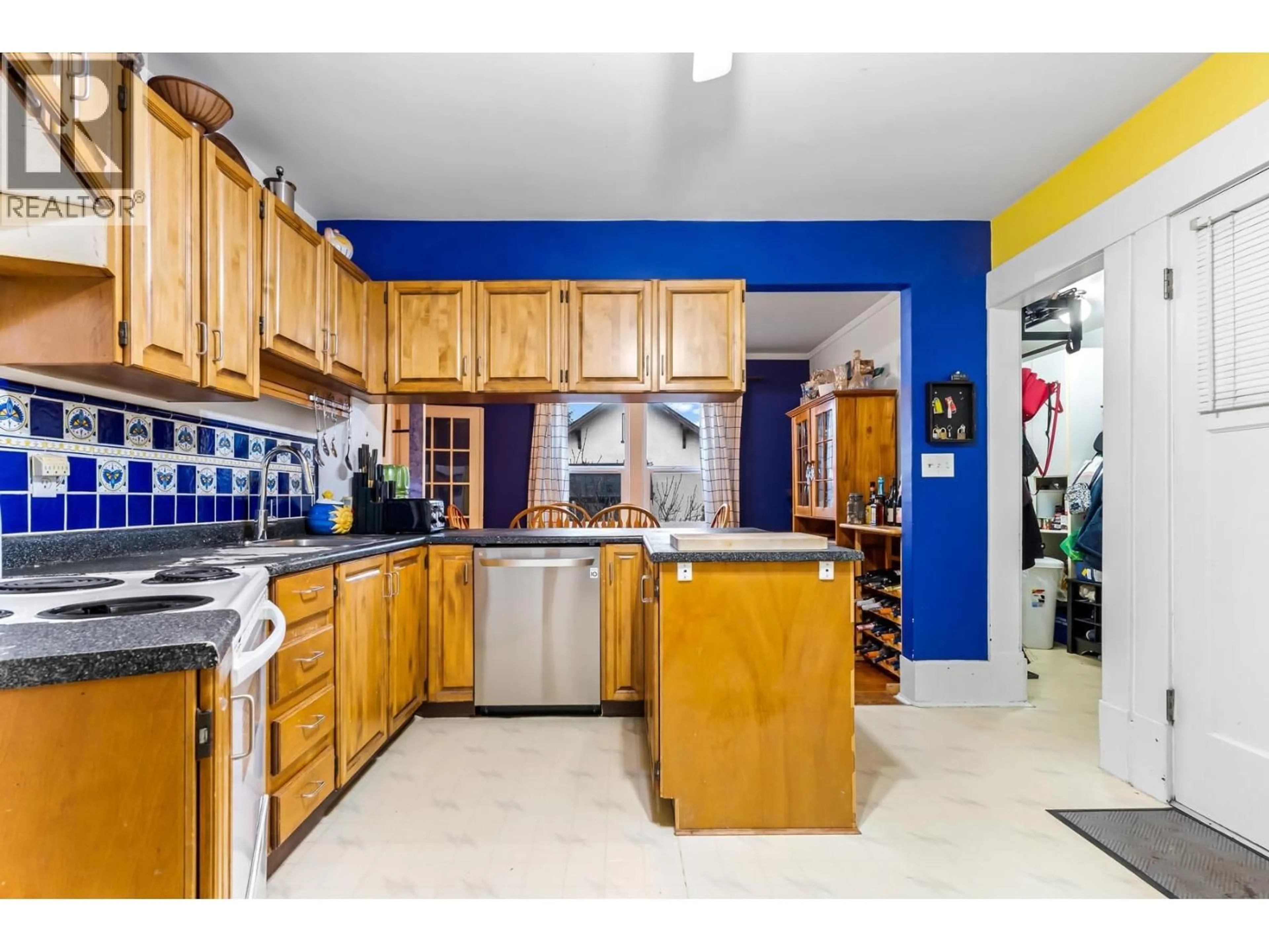 Standard kitchen, ceramic/tile floor for 911 DUBLIN STREET, New Westminster British Columbia V3M2Y5