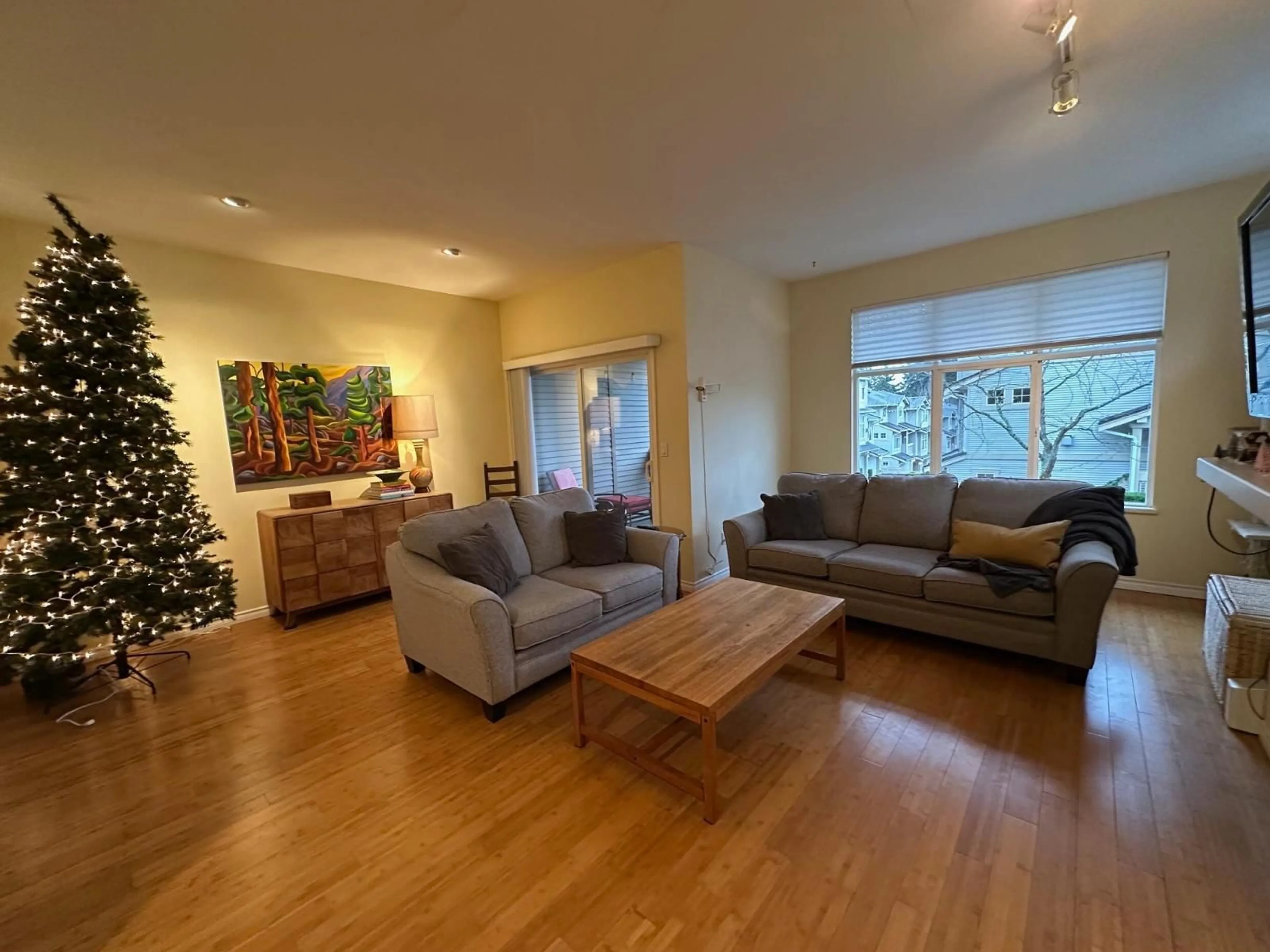 Living room with furniture, unknown for 6 - 14959 58 AVENUE, Surrey British Columbia V3S9Y9