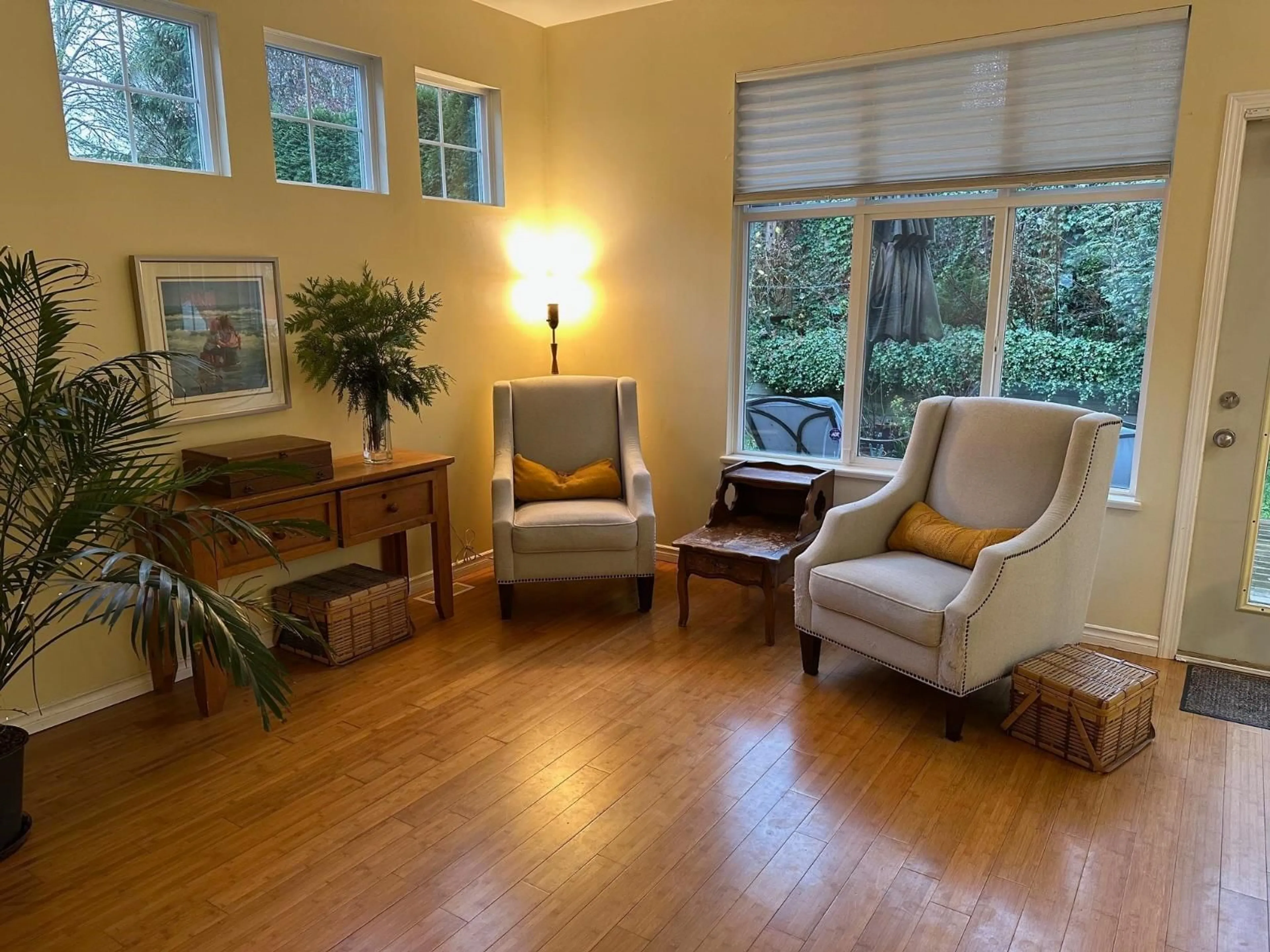 Living room with furniture, wood/laminate floor for 6 - 14959 58 AVENUE, Surrey British Columbia V3S9Y9