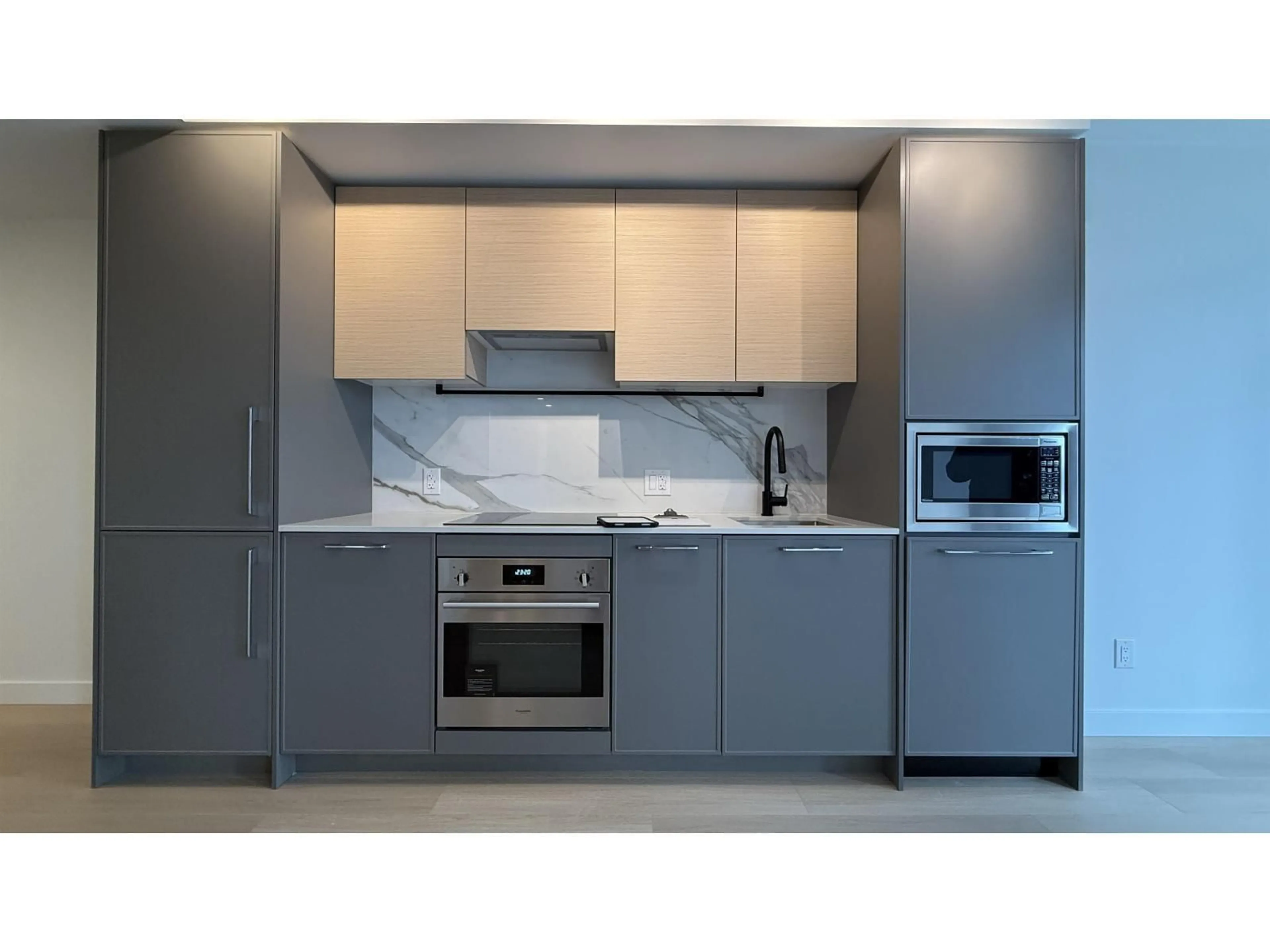 Standard kitchen, unknown for 512 - 13725 GEORGE JUNCTION, Surrey British Columbia V3T4Y3