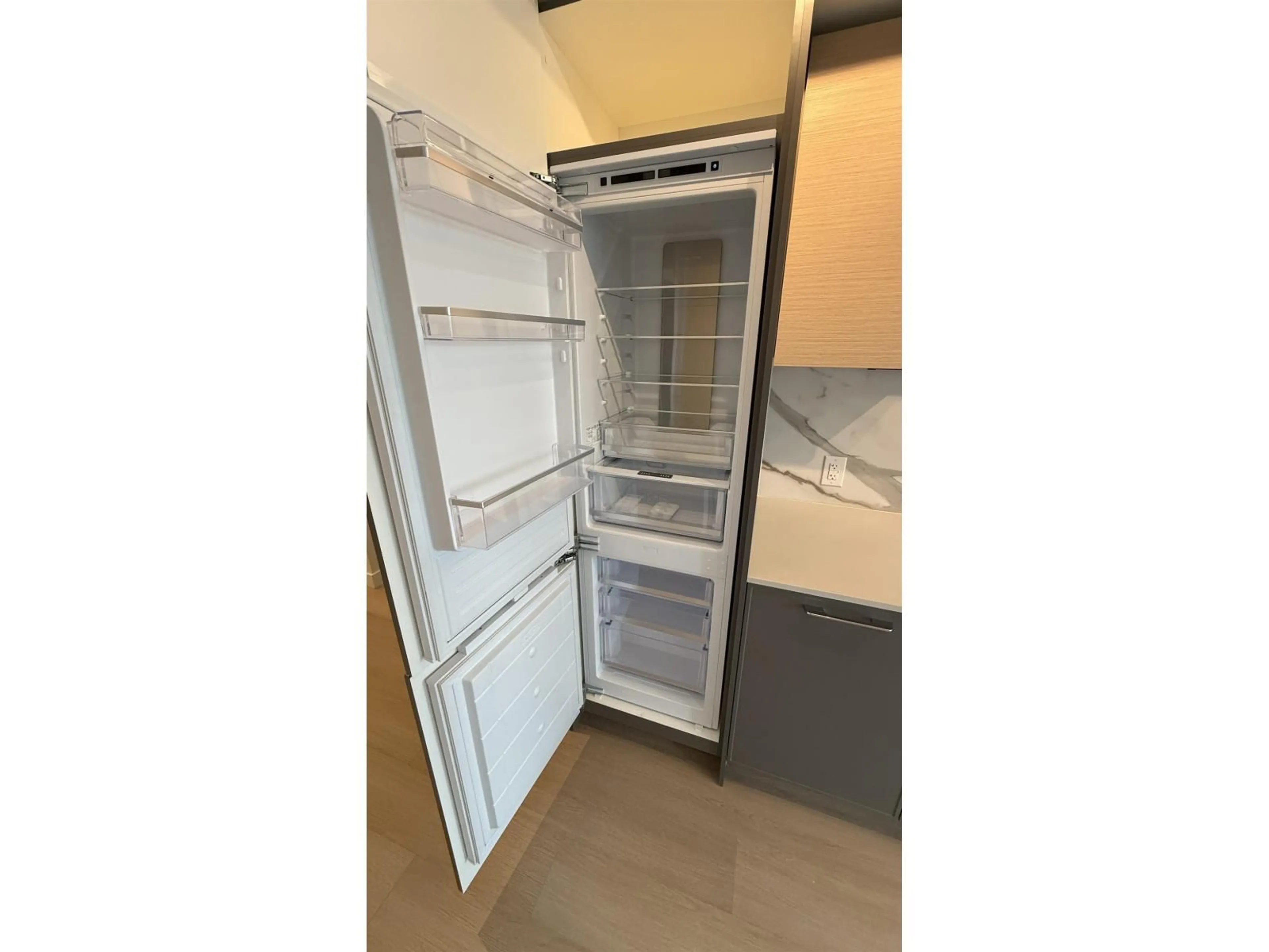 Standard kitchen, unknown for 512 - 13725 GEORGE JUNCTION, Surrey British Columbia V3T4Y3