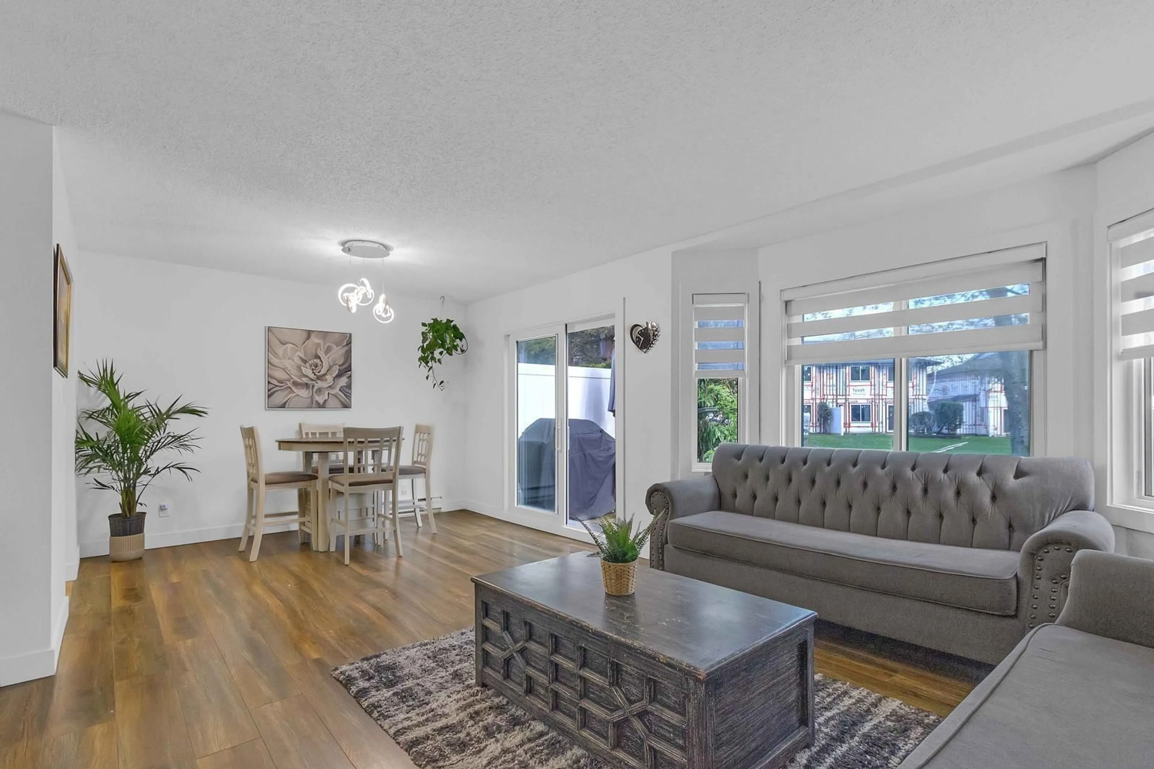 Living room with furniture, wood/laminate floor for 138 - 7321 140 STREET, Surrey British Columbia V3W5J6