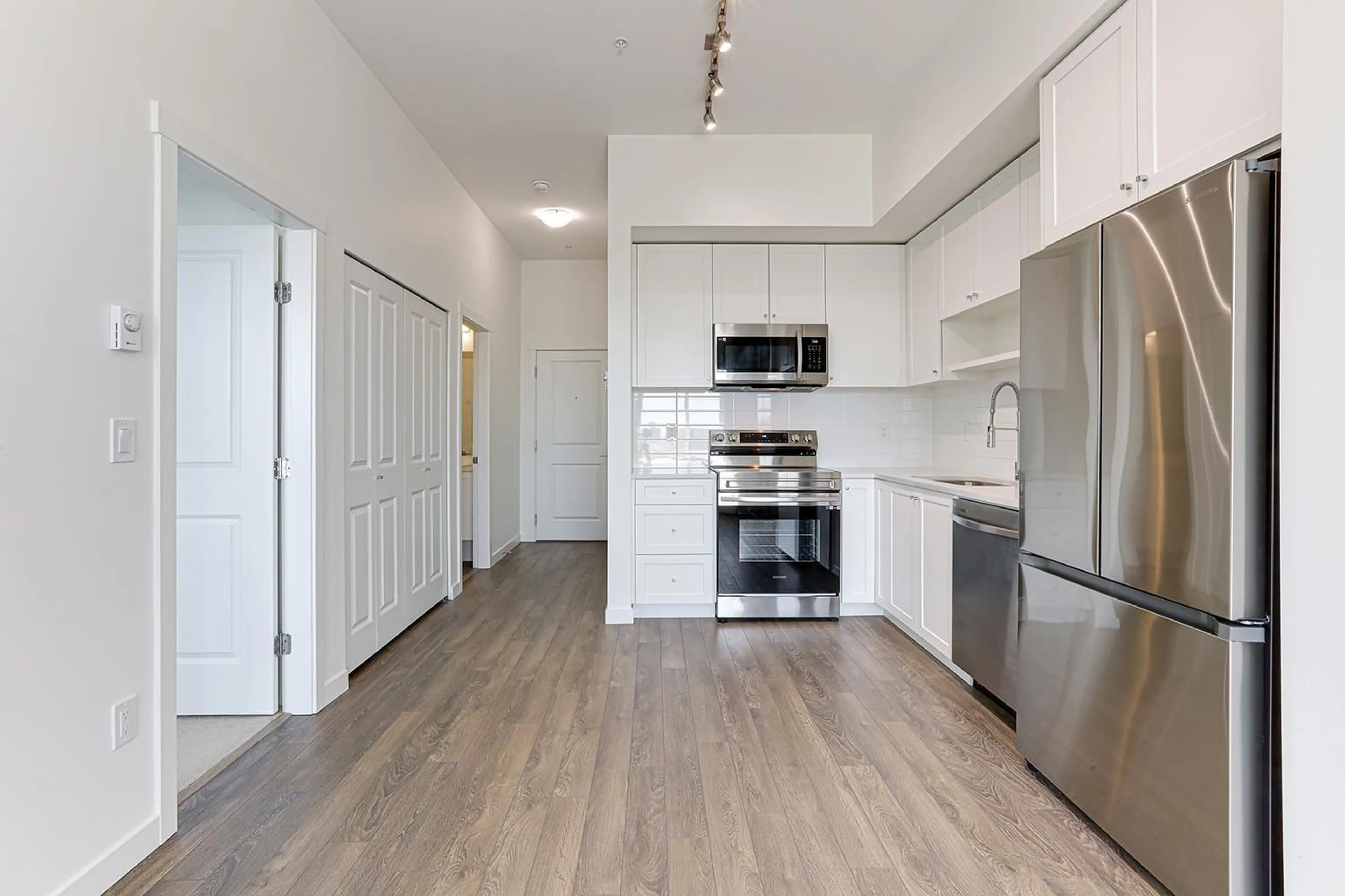 Standard kitchen, unknown for 610 - 15858 FRASER HIGHWAY, Surrey British Columbia V4N6X4