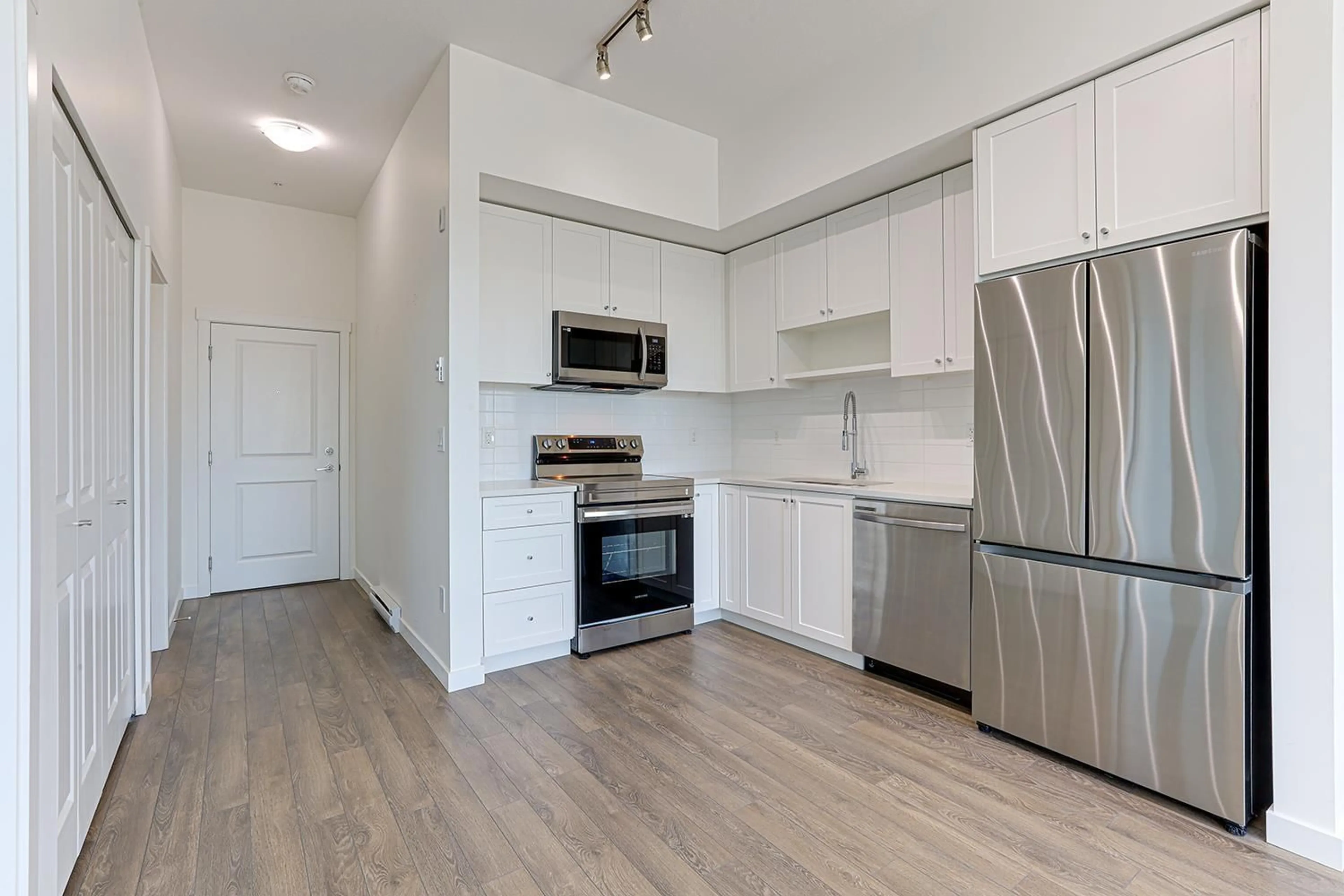 Standard kitchen, unknown for 610 - 15858 FRASER HIGHWAY, Surrey British Columbia V4N6X4