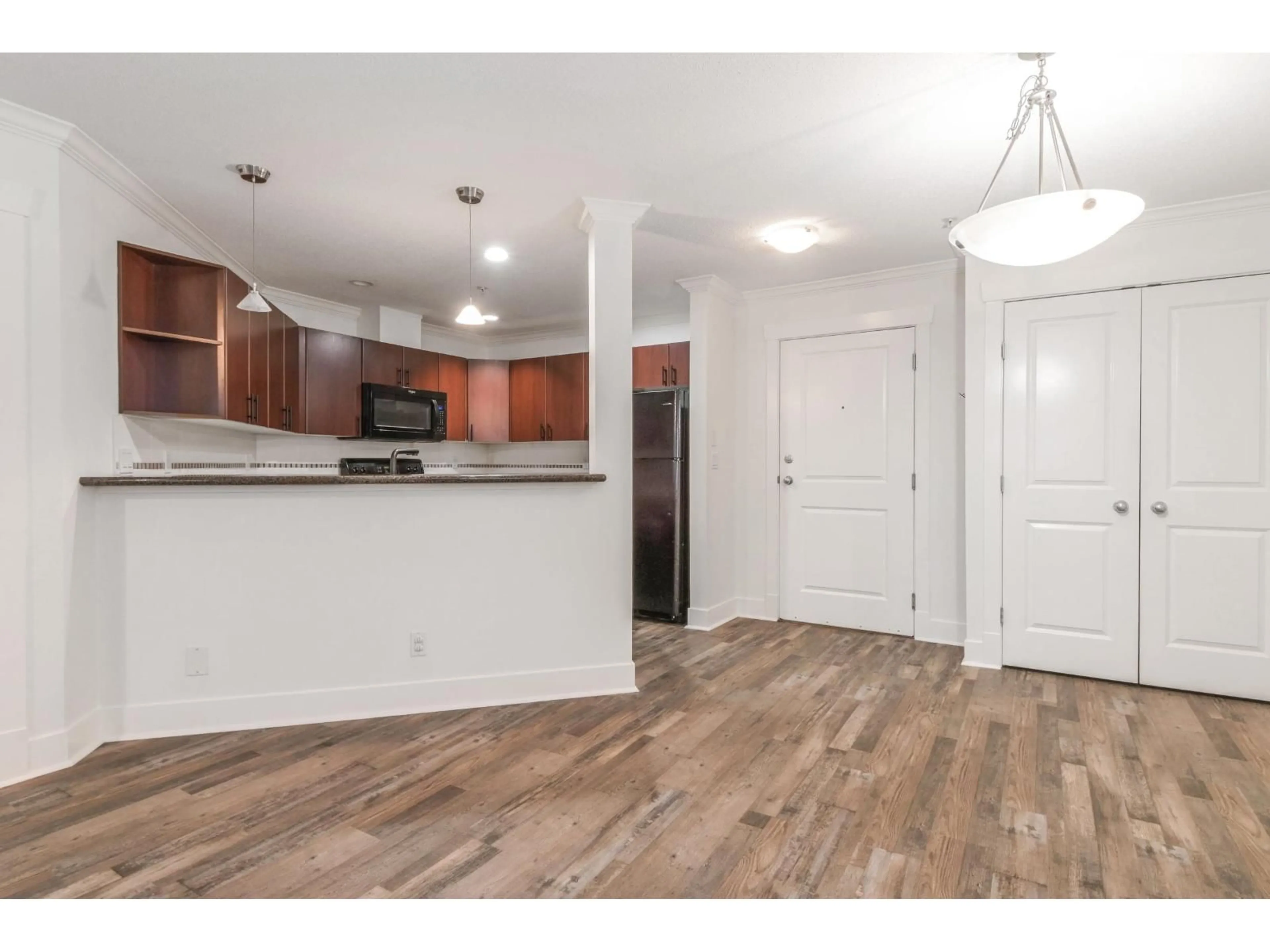Open concept kitchen, wood/laminate floor for 310 - 33255 OLD YALE ROAD, Abbotsford British Columbia V2S8R2
