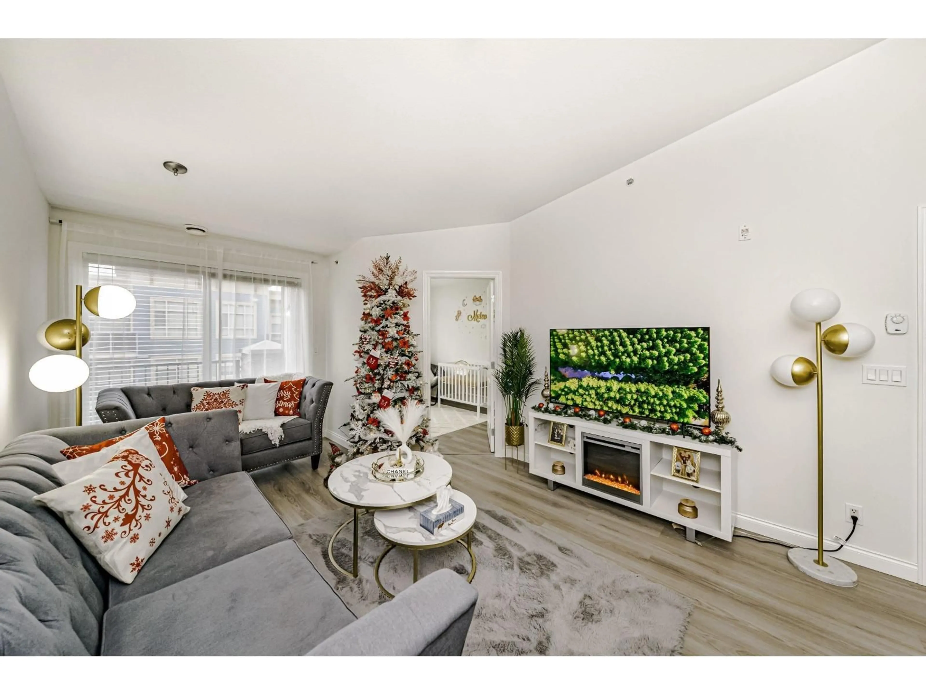 Living room with furniture, unknown for 409 - 19939 55A AVENUE AVENUE, Langley British Columbia V3A3X4