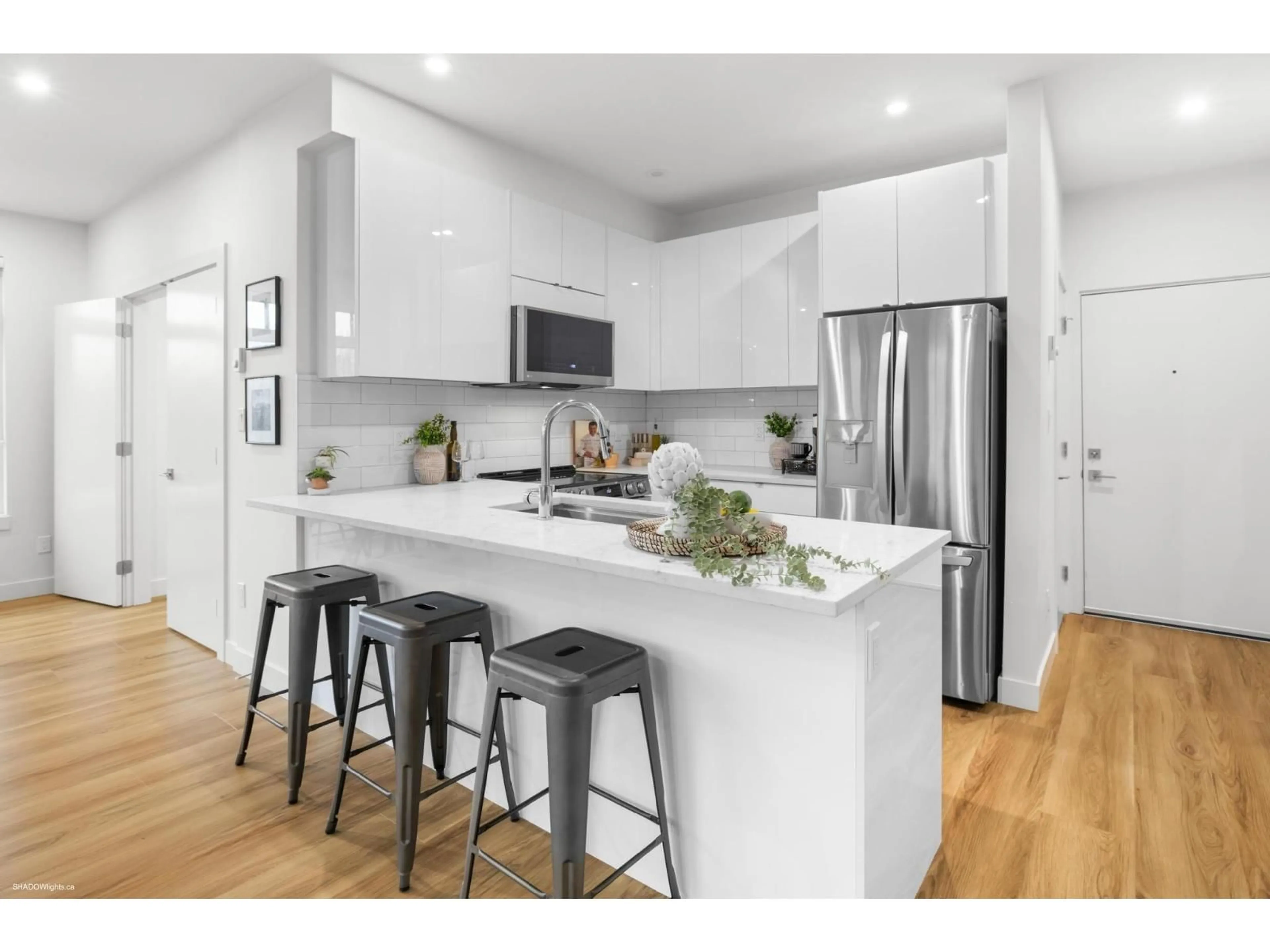 Open concept kitchen, wood/laminate floor for 101 - 20081 68 AVENUE, Langley British Columbia V2Y3V7