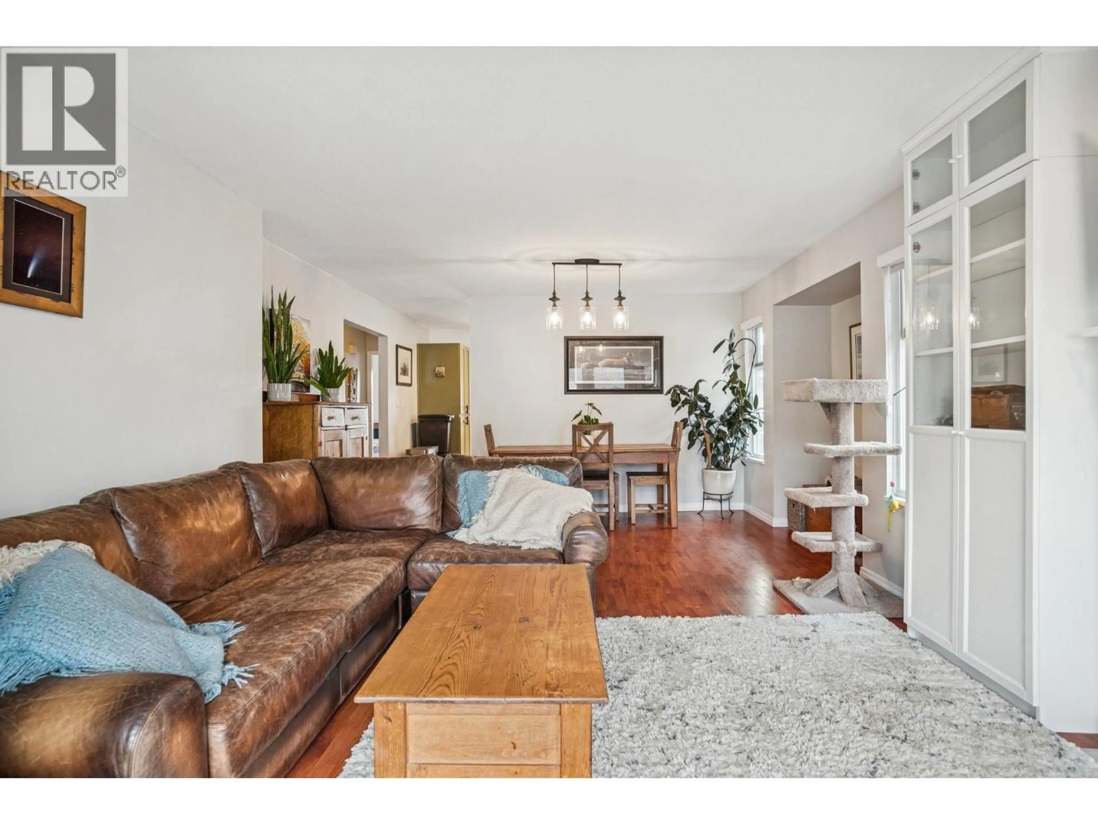 Living room with furniture, wood/laminate floor for 658 PENDER PLACE, Port Coquitlam British Columbia V3B7M2