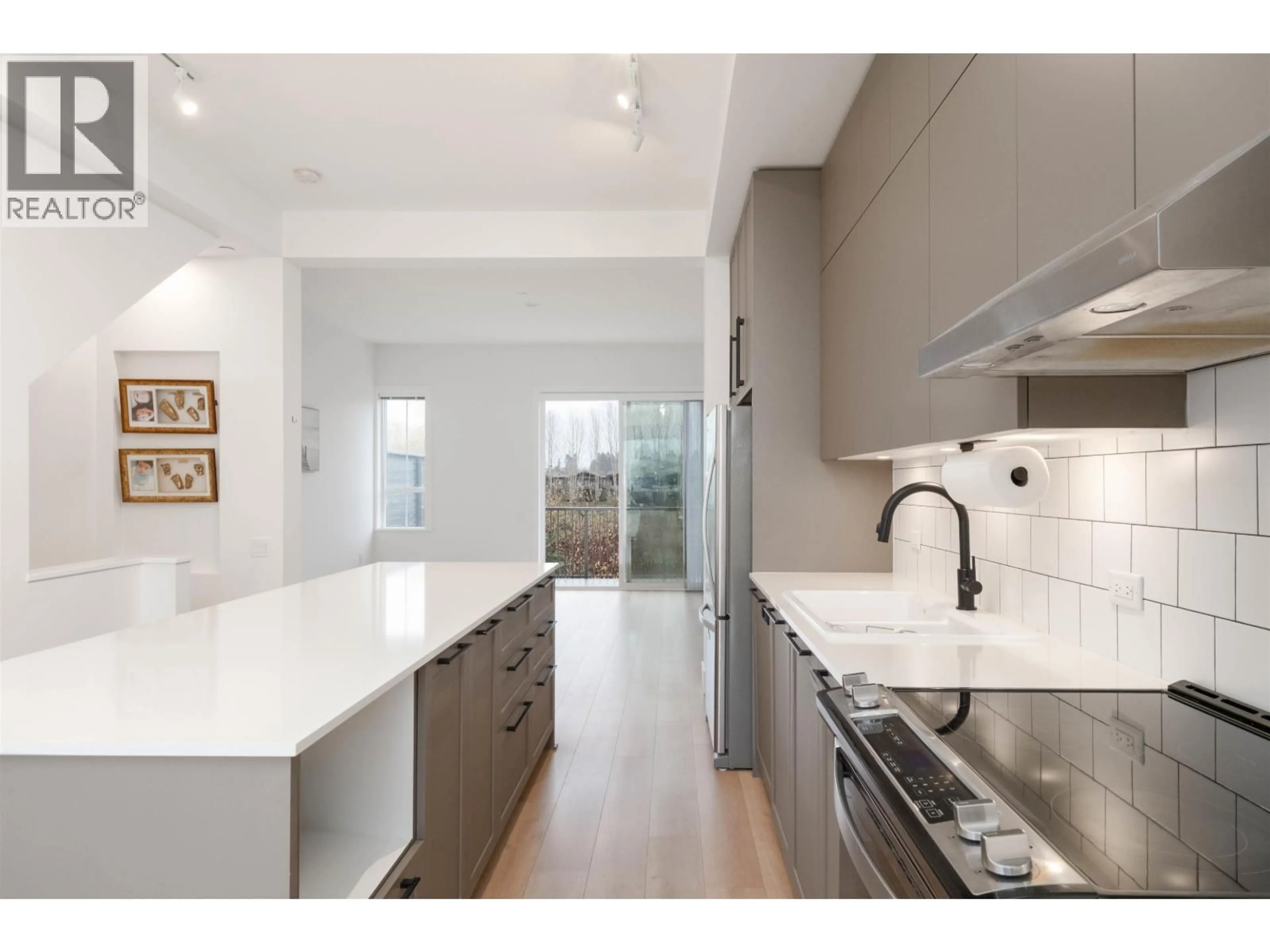 Contemporary kitchen, ceramic/tile floor for 26 - 4726 ORCA WAY, Tsawwassen British Columbia V4M0E7