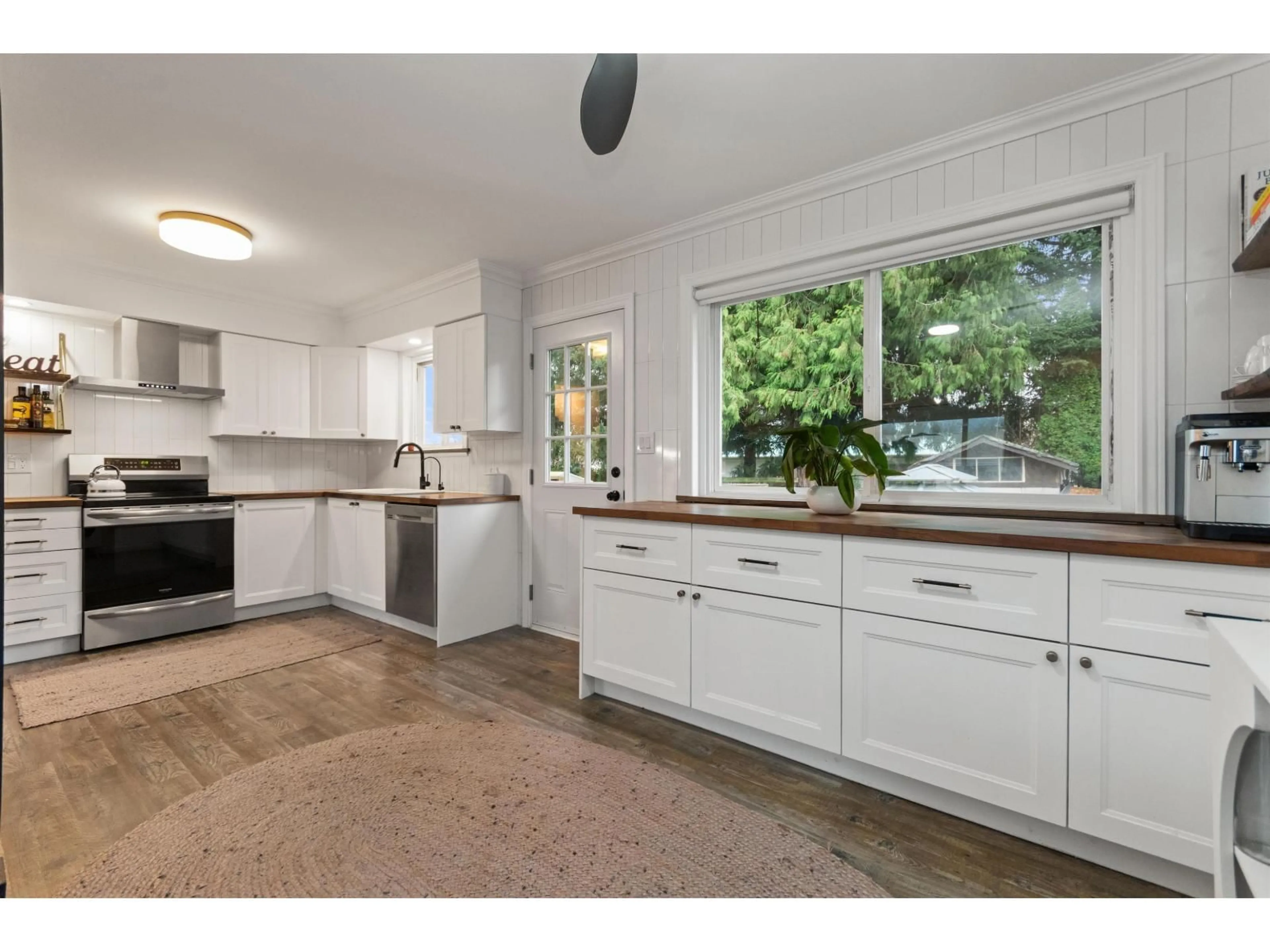 Open concept kitchen, ceramic/tile floor for 9314 JACKSON STREET, Chilliwack British Columbia V2P3X1