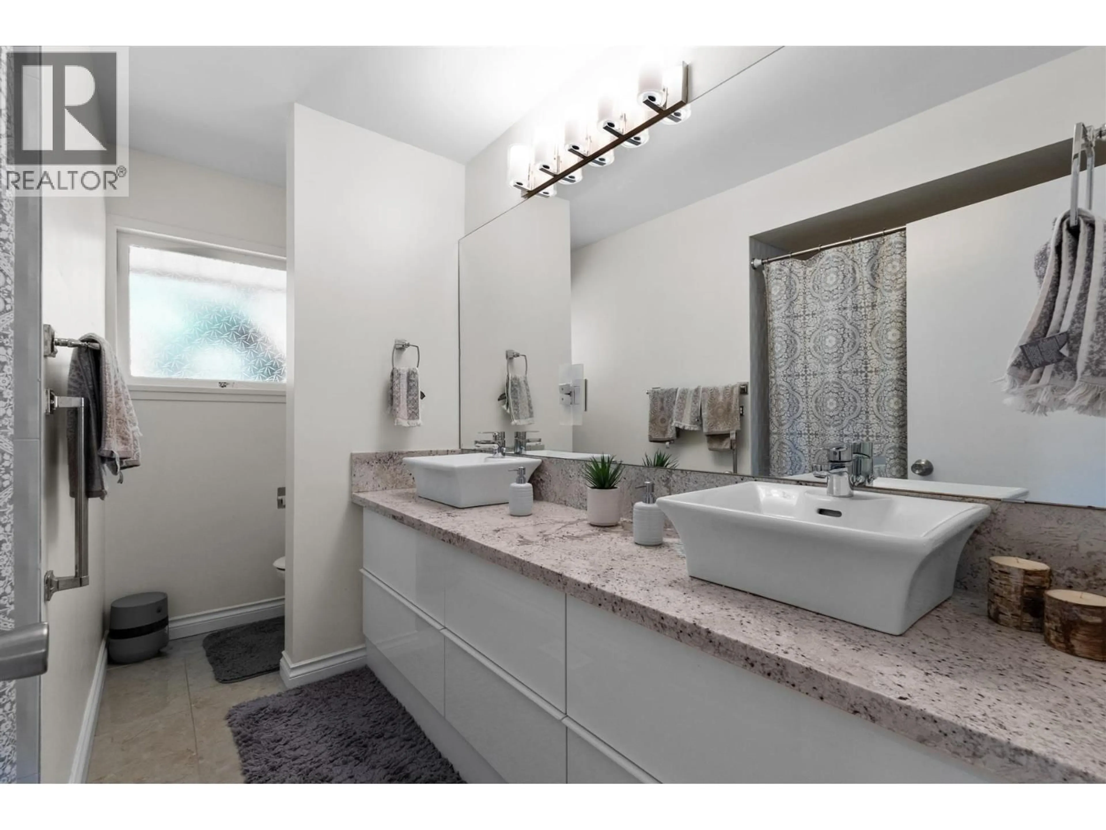 Standard bathroom, ceramic/tile floor for 1895 ROSEBERY AVENUE, West Vancouver British Columbia V7V2Z5