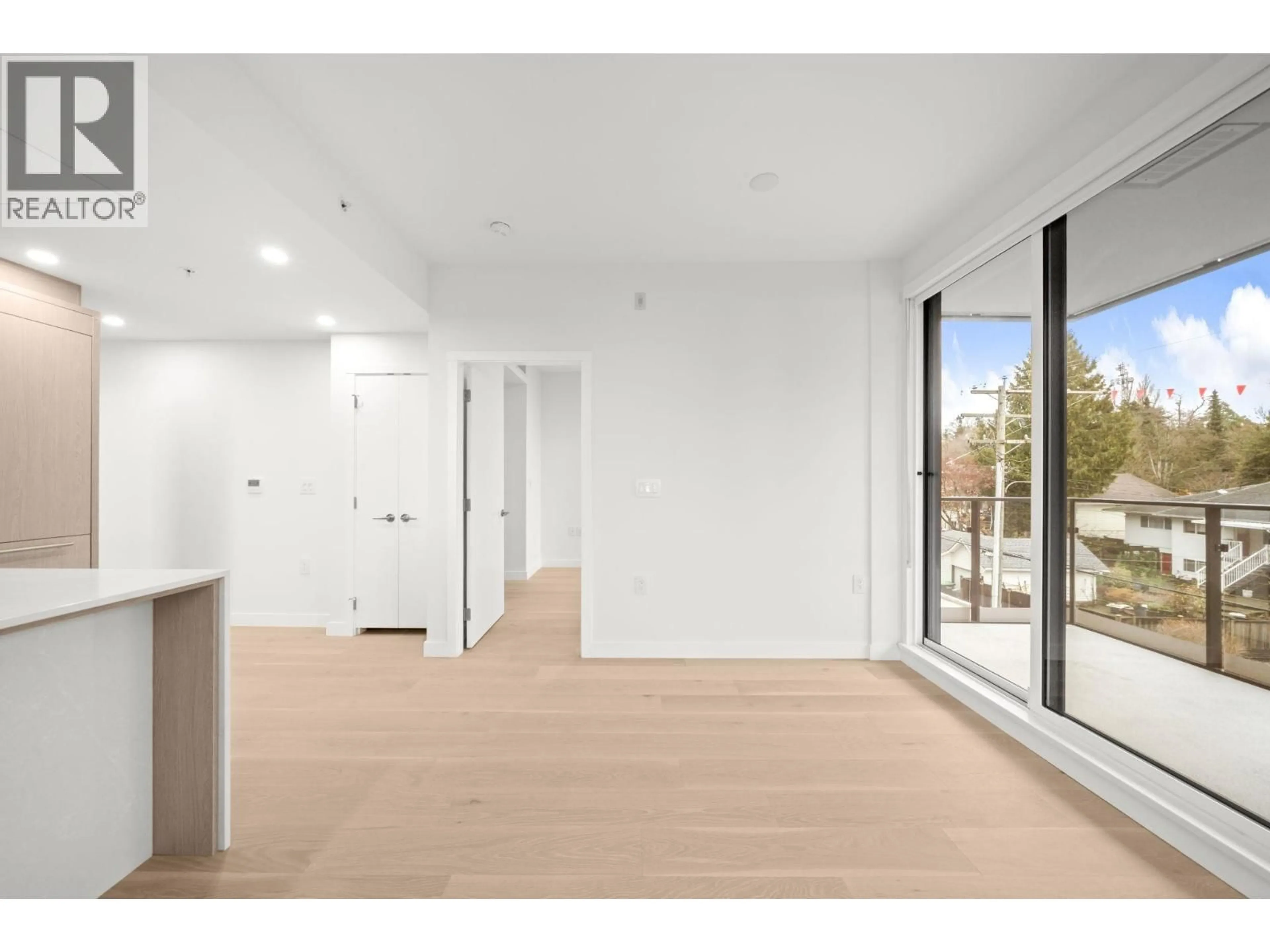 Indoor foyer for 305 - 5212 CAMBIE STREET, Vancouver British Columbia V5Z2Z7