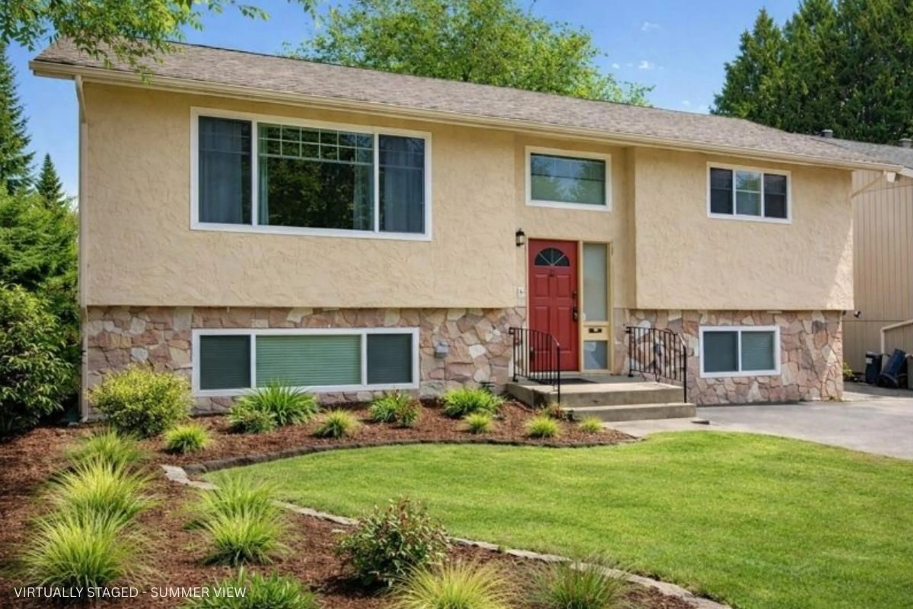 Home with vinyl exterior material, street for 1550 KENT STREET, White Rock British Columbia V4B4V2