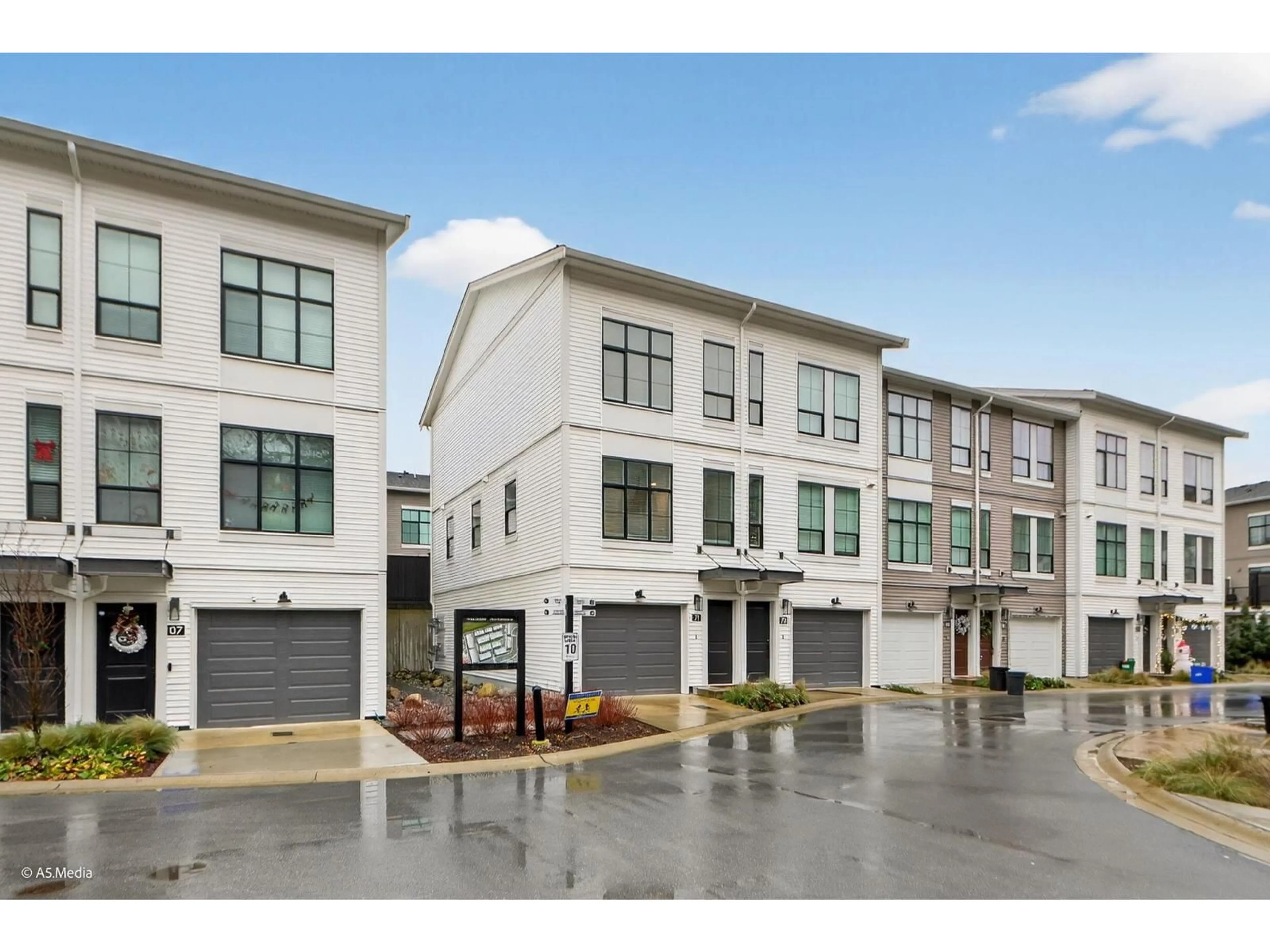 Home with vinyl exterior material, street for 71 - 2774 MONTROSE AVENUE, Abbotsford British Columbia V2S0N4