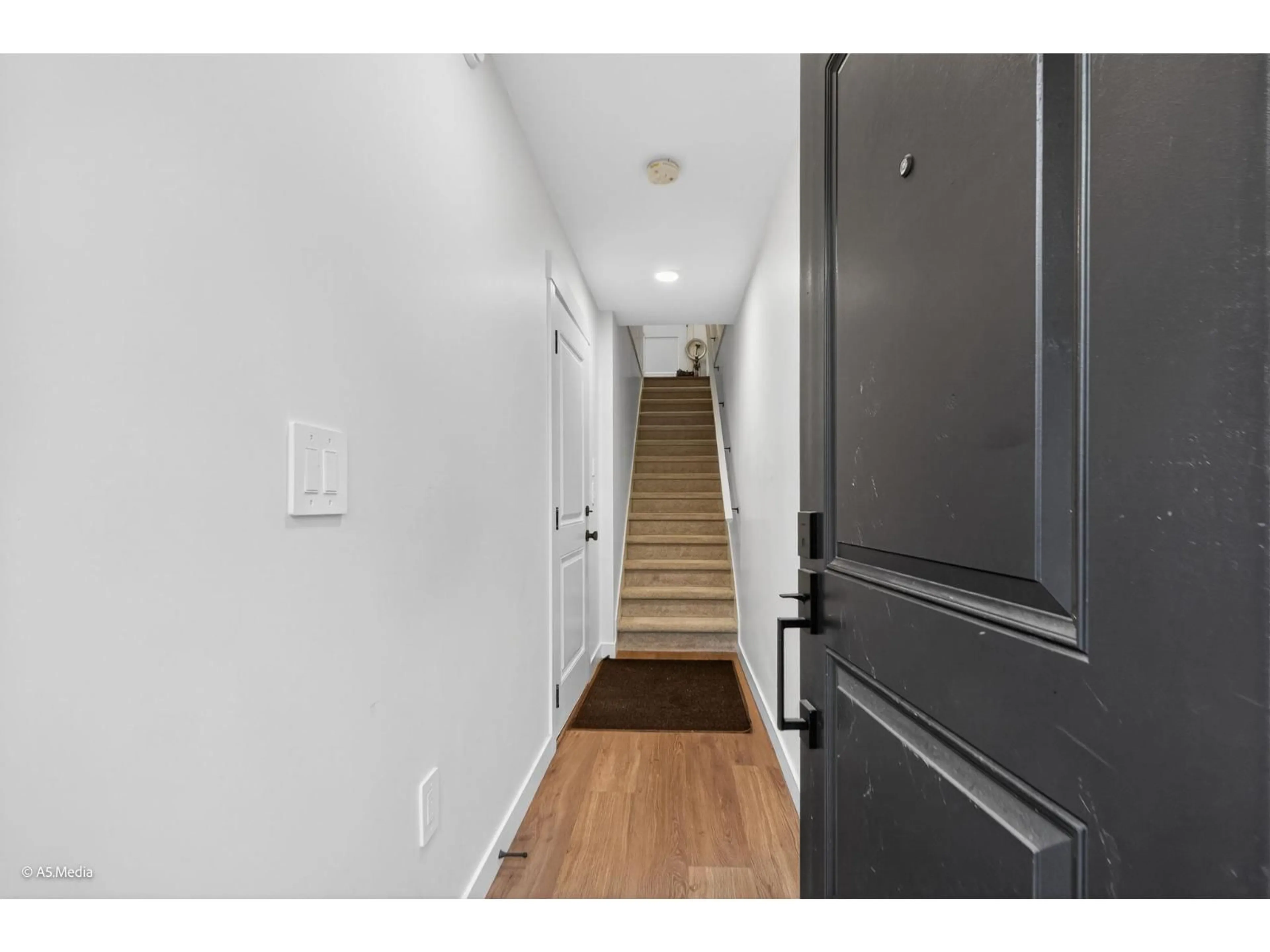 Indoor entryway for 71 - 2774 MONTROSE AVENUE, Abbotsford British Columbia V2S0N4