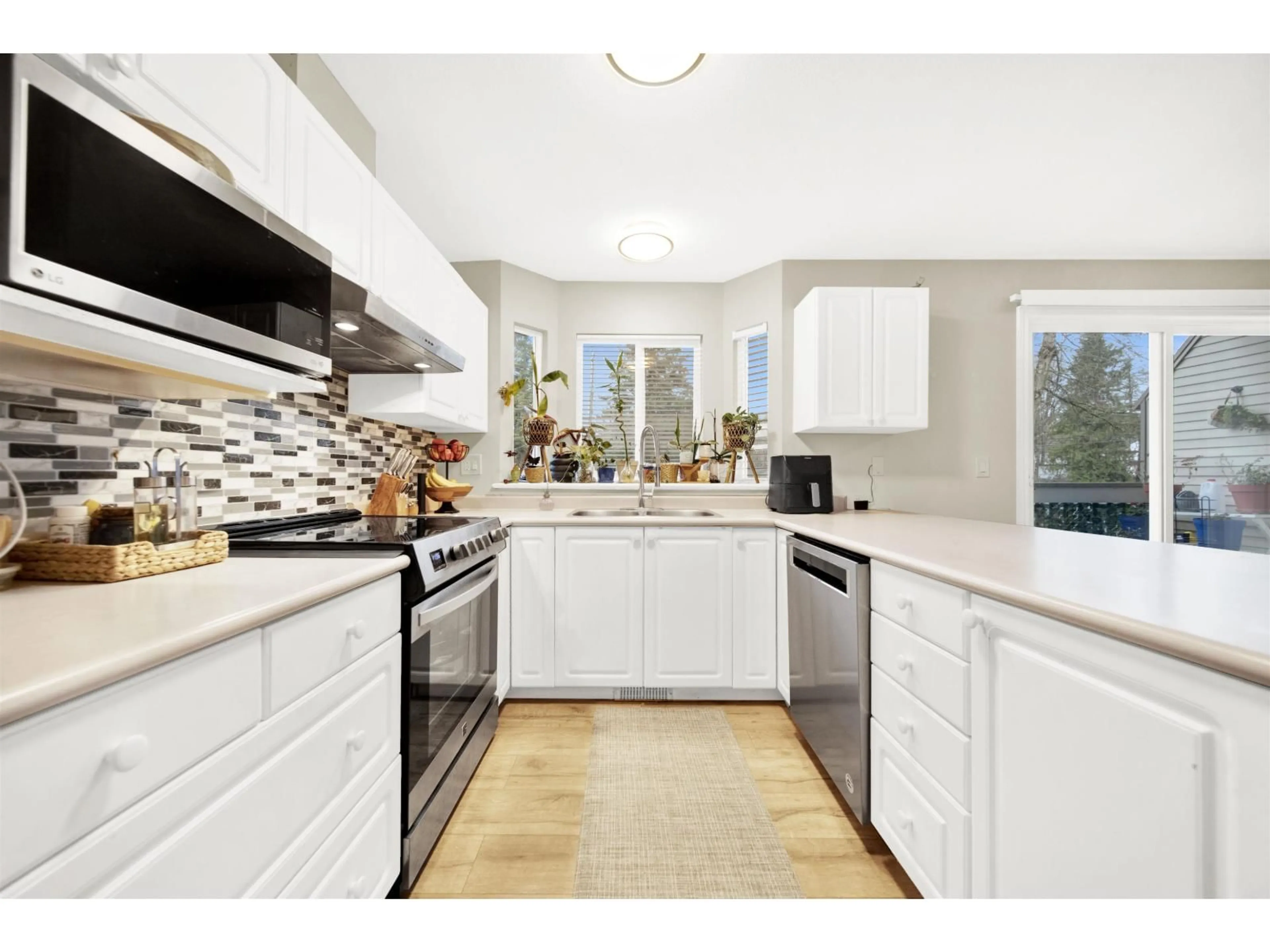 Open concept kitchen, ceramic/tile floor for 32 - 7640 BLOTT STREET, Mission British Columbia V2V3K3