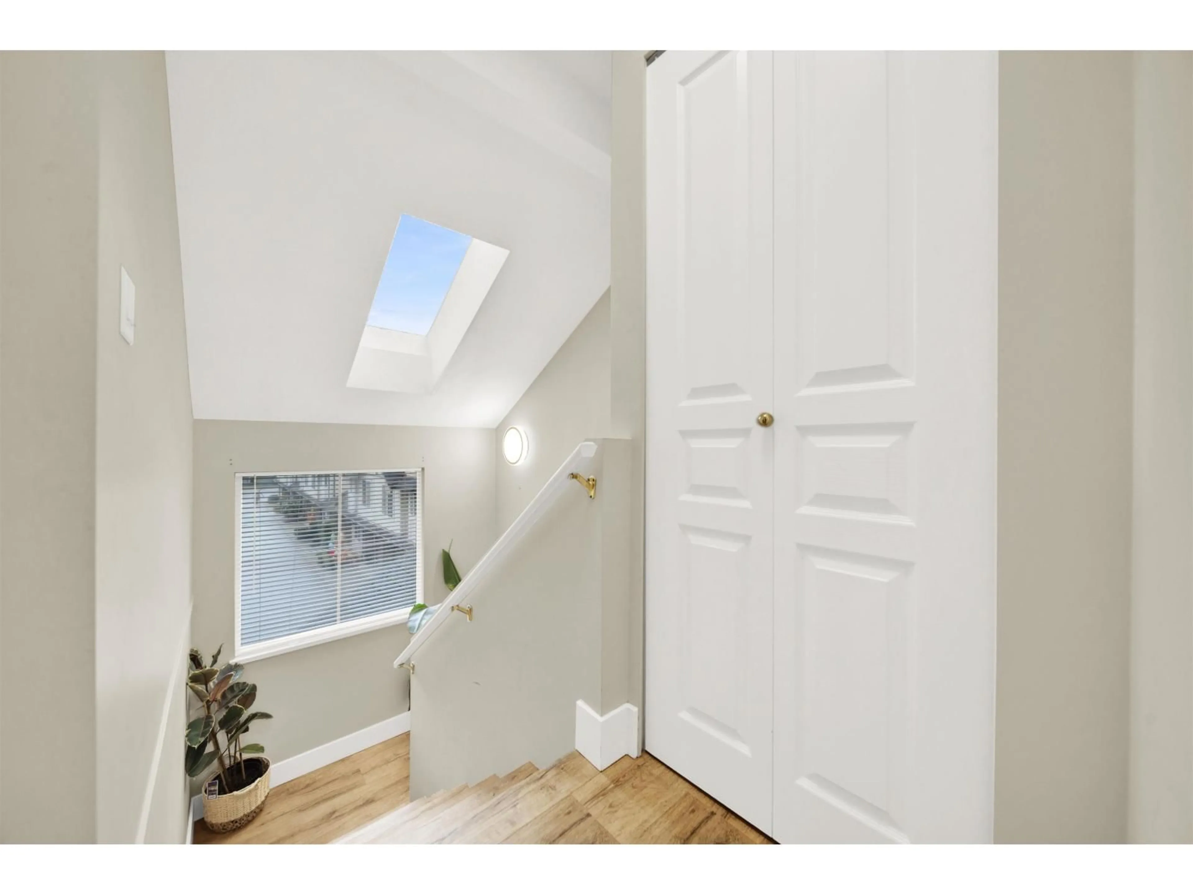 Indoor entryway for 32 - 7640 BLOTT STREET, Mission British Columbia V2V3K3