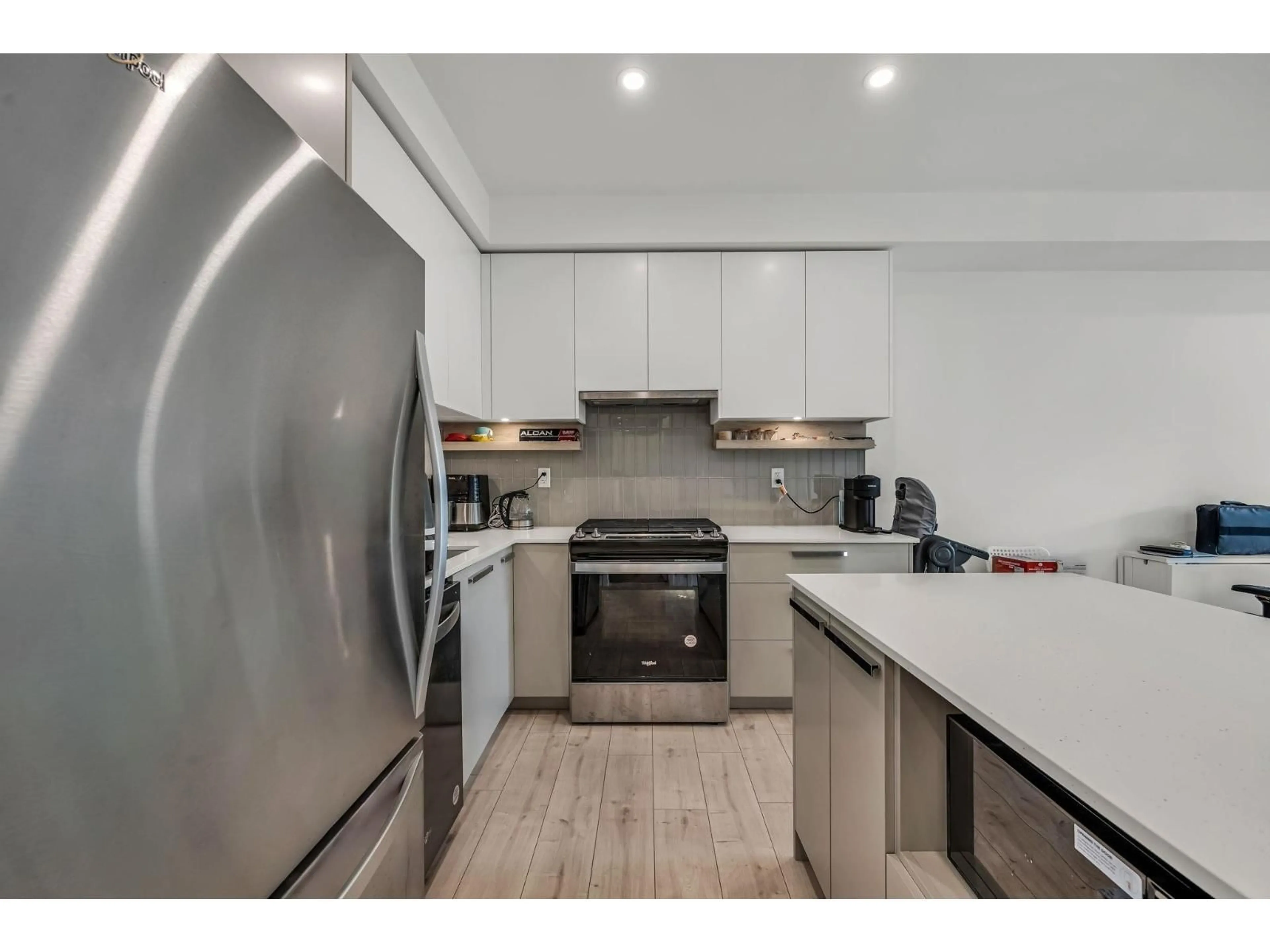 Standard kitchen, unknown for 325 - 13788 76 AVENUE, Surrey British Columbia V3W3V9