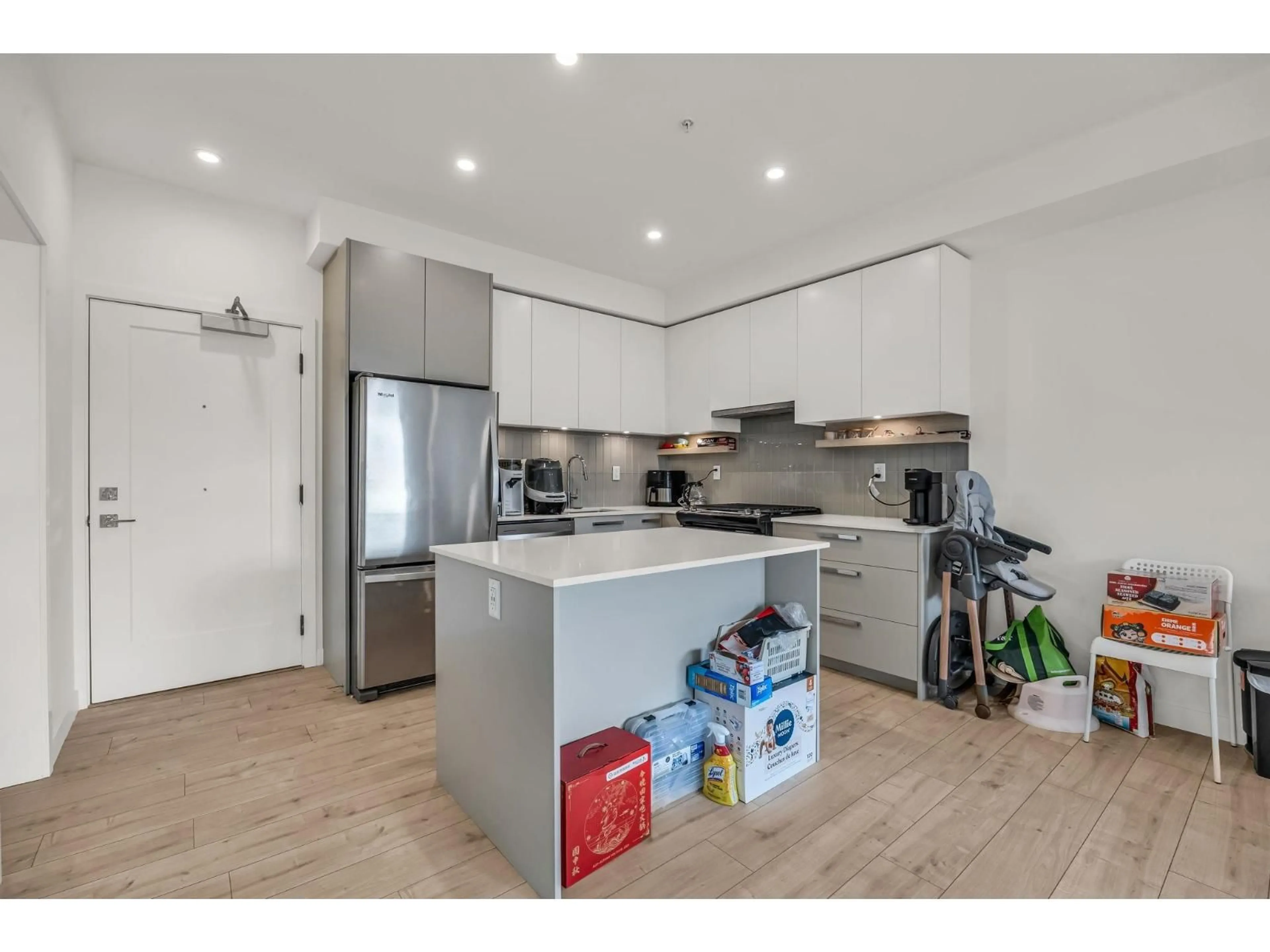 Open concept kitchen, wood/laminate floor for 325 - 13788 76 AVENUE, Surrey British Columbia V3W3V9