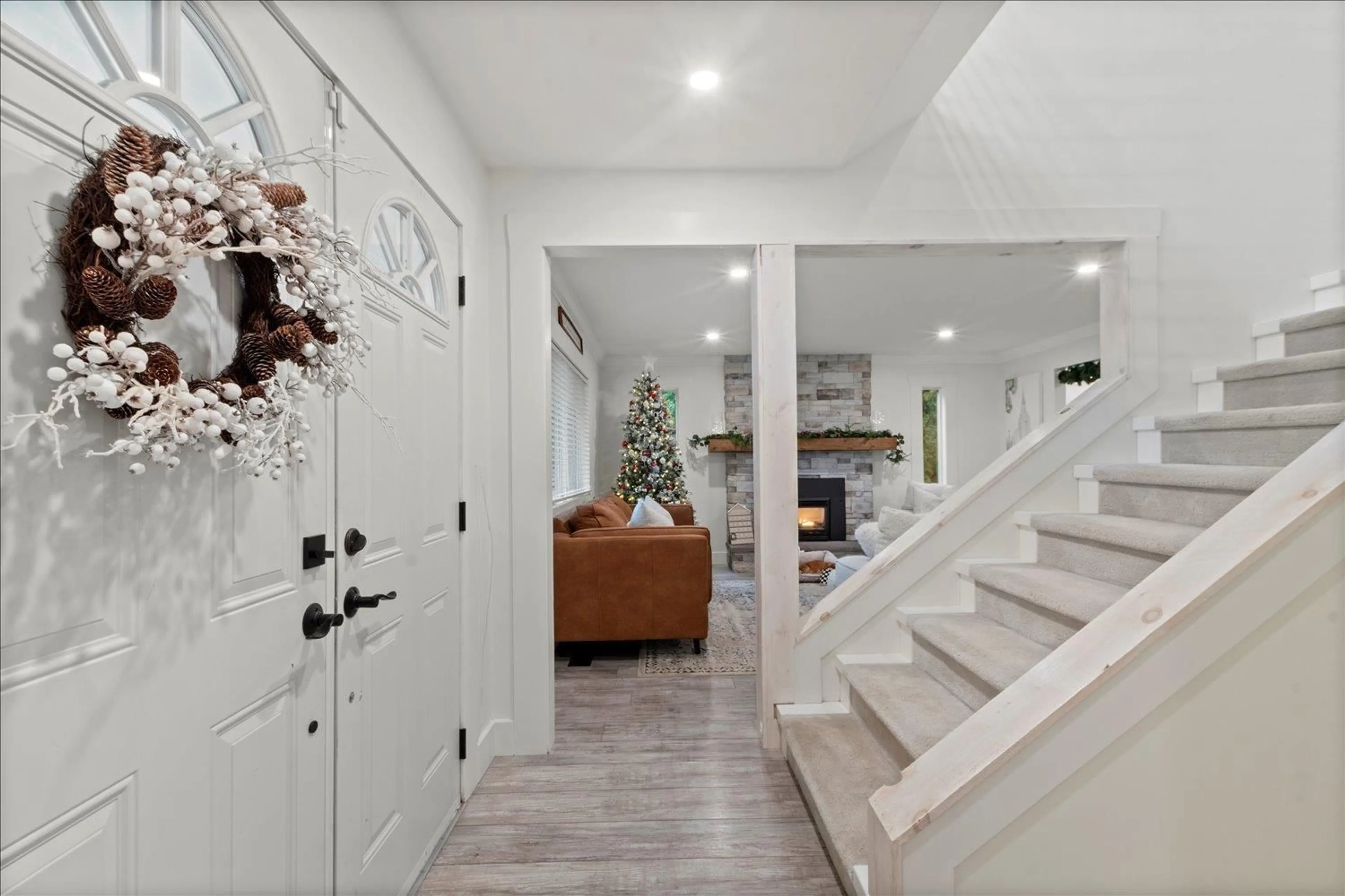 Indoor entryway for 7334 SUNSHINE DRIVE, Chilliwack British Columbia V2R1H6