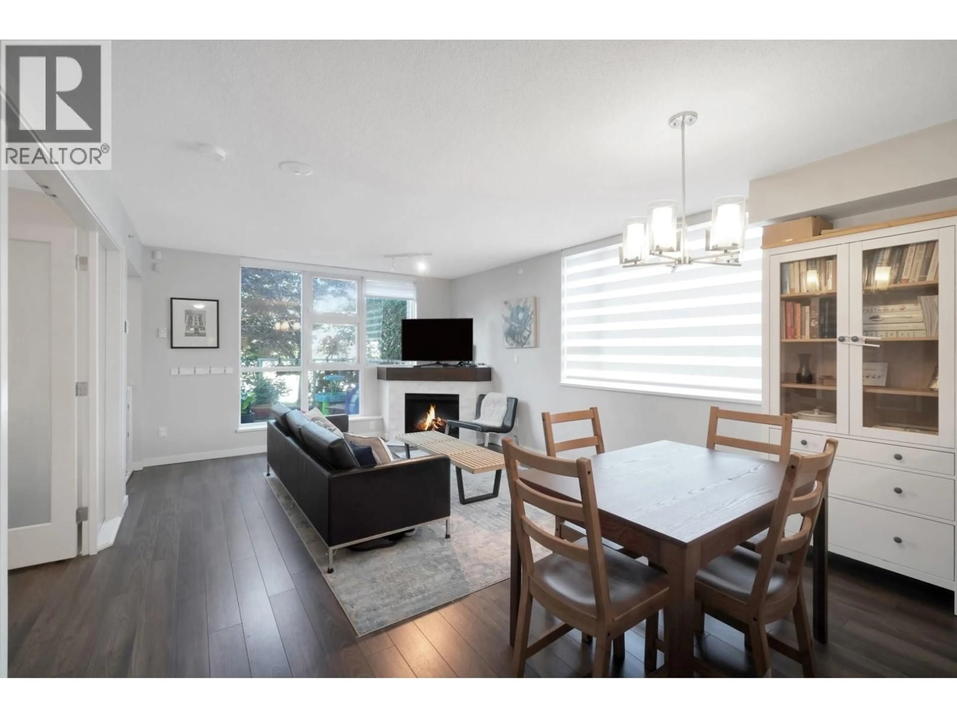 Living room with furniture, wood/laminate floor for 910 QUEBEC STREET, Vancouver British Columbia V6A0A3