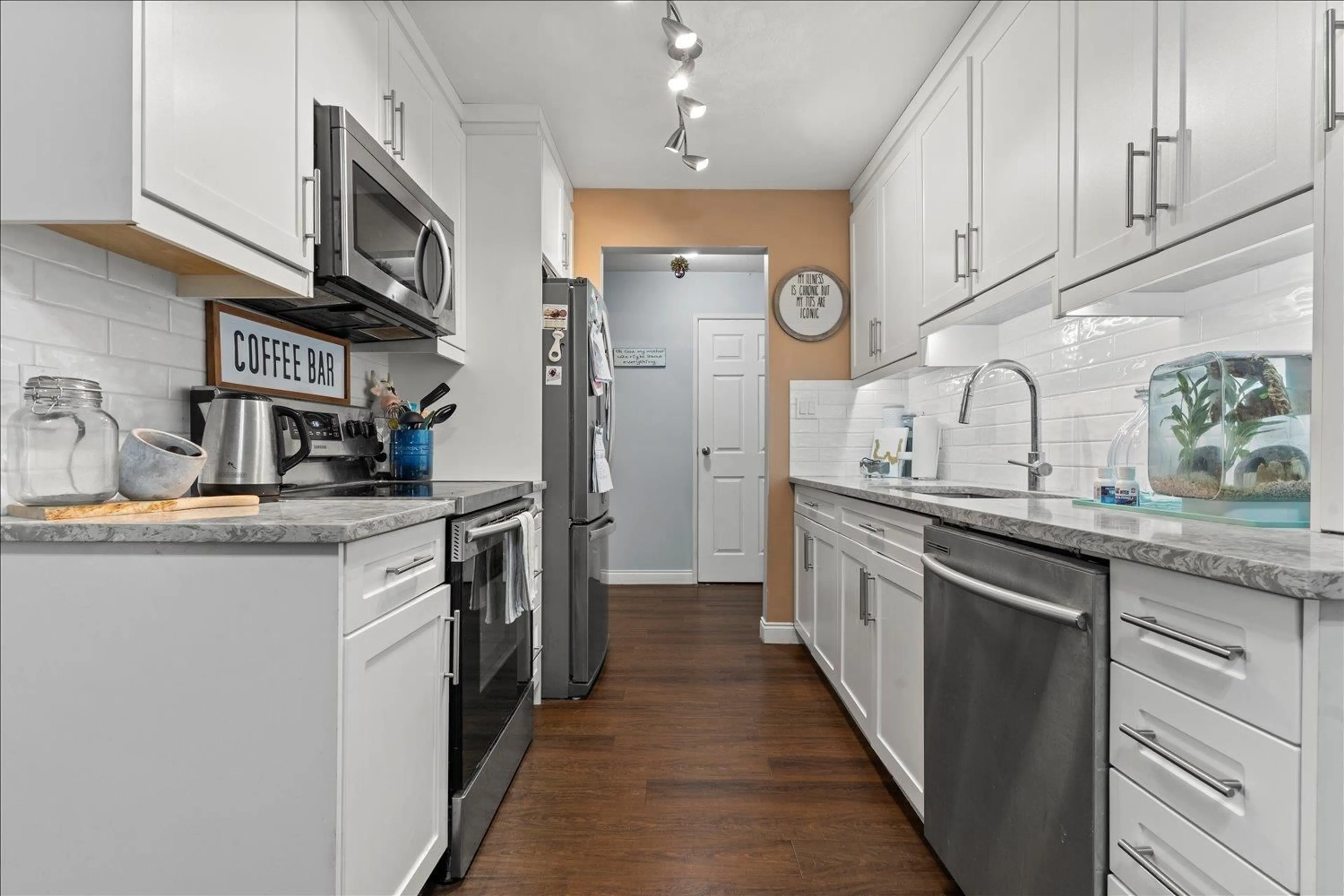 Standard kitchen, unknown for 103 - 2567 VICTORIA STREET, Abbotsford British Columbia V2T2T4