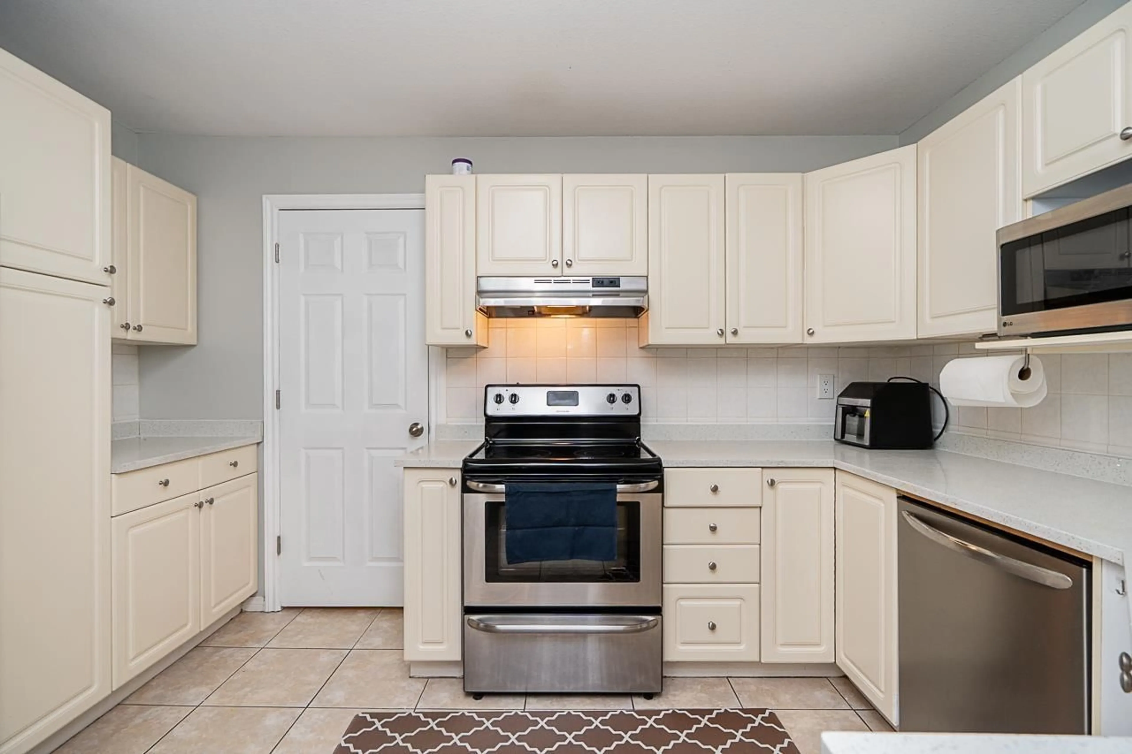 Standard kitchen, ceramic/tile floor for 313 - 7171 121 STREET, Surrey British Columbia V3W1G9