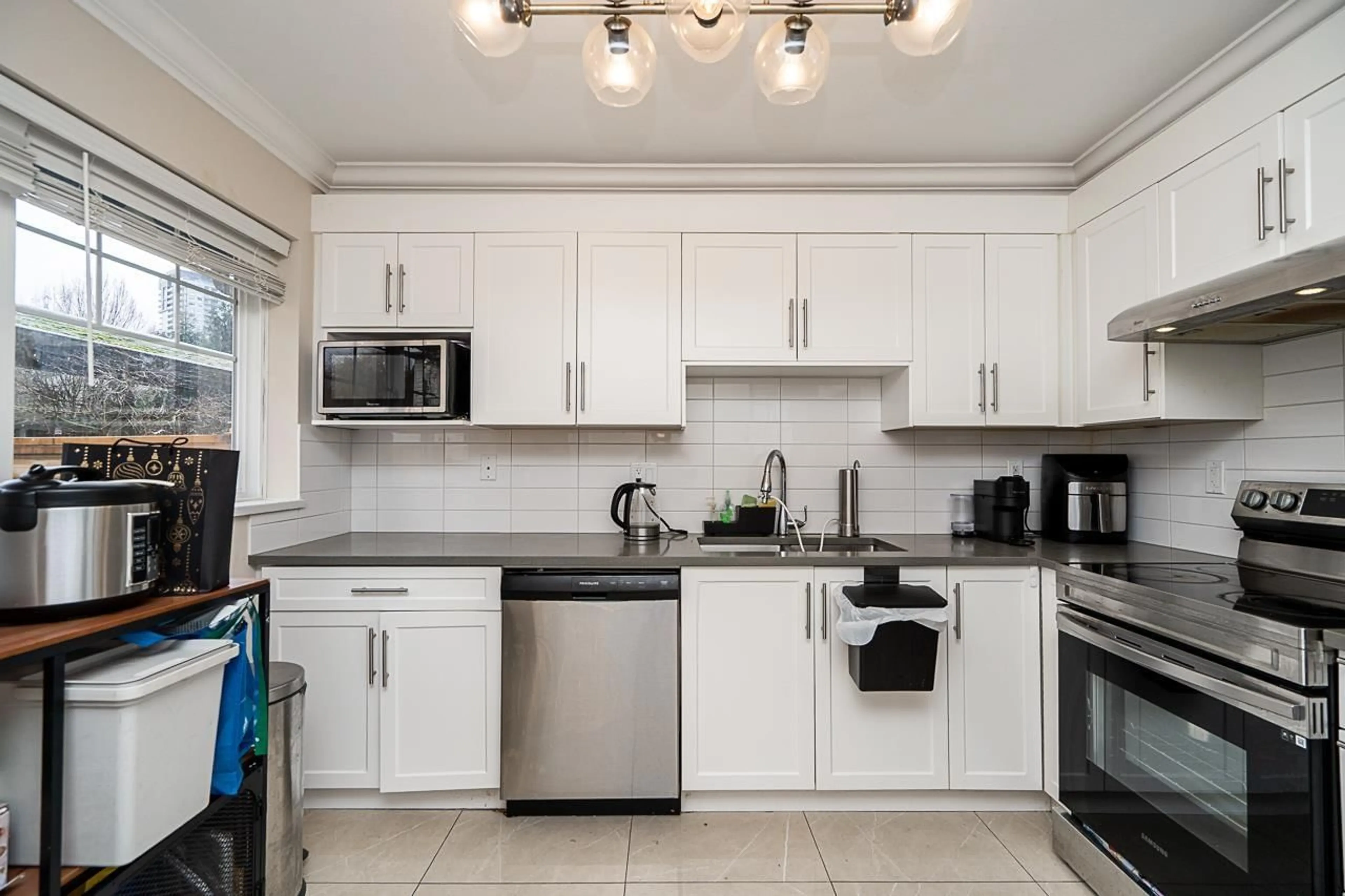 Standard kitchen, ceramic/tile floor for 1 - 10282 132 STREET, Surrey British Columbia V3T0C4