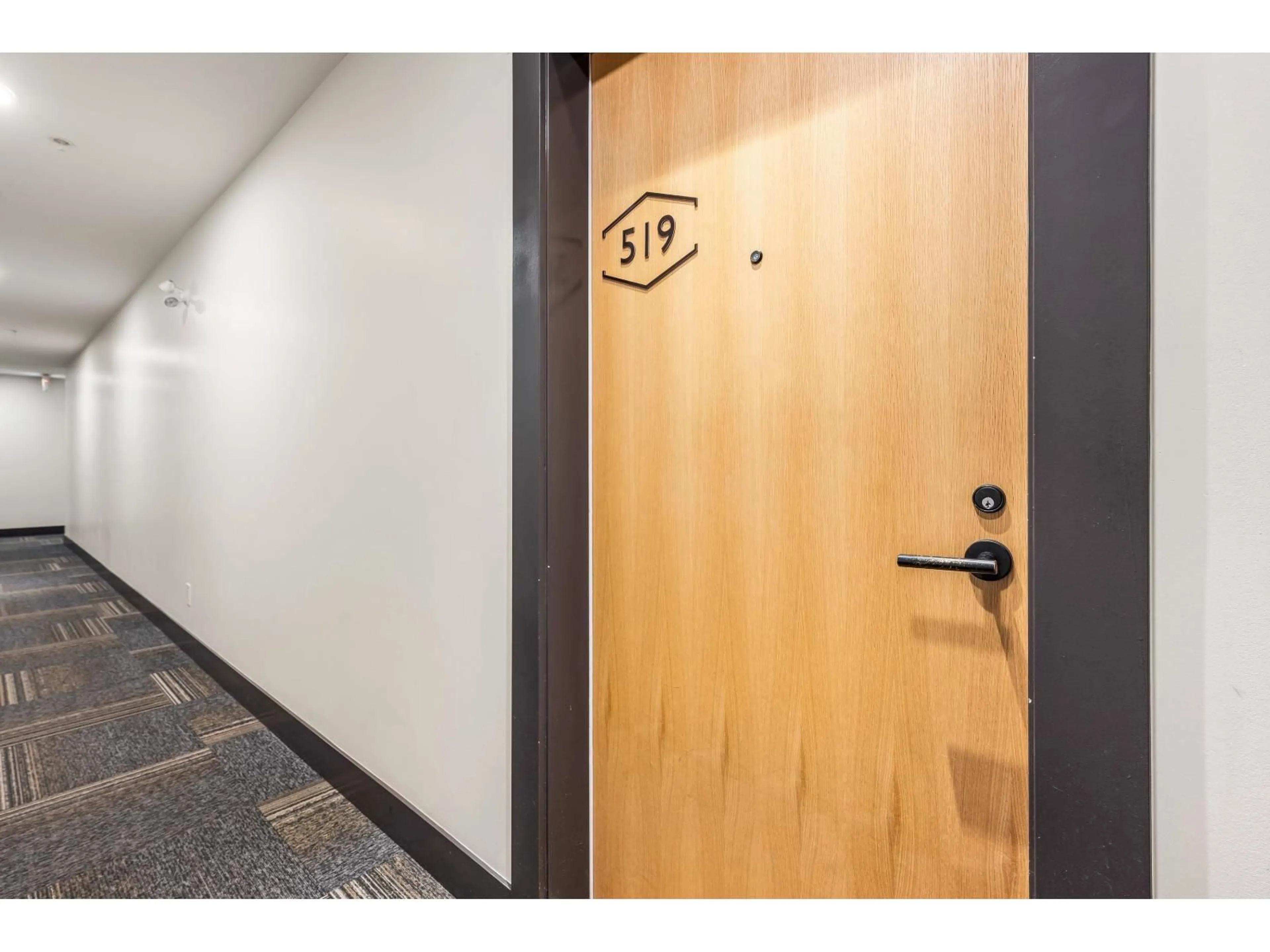 Indoor foyer for 519 - 2493 MONTROSE AVENUE, Abbotsford British Columbia V2S3T2