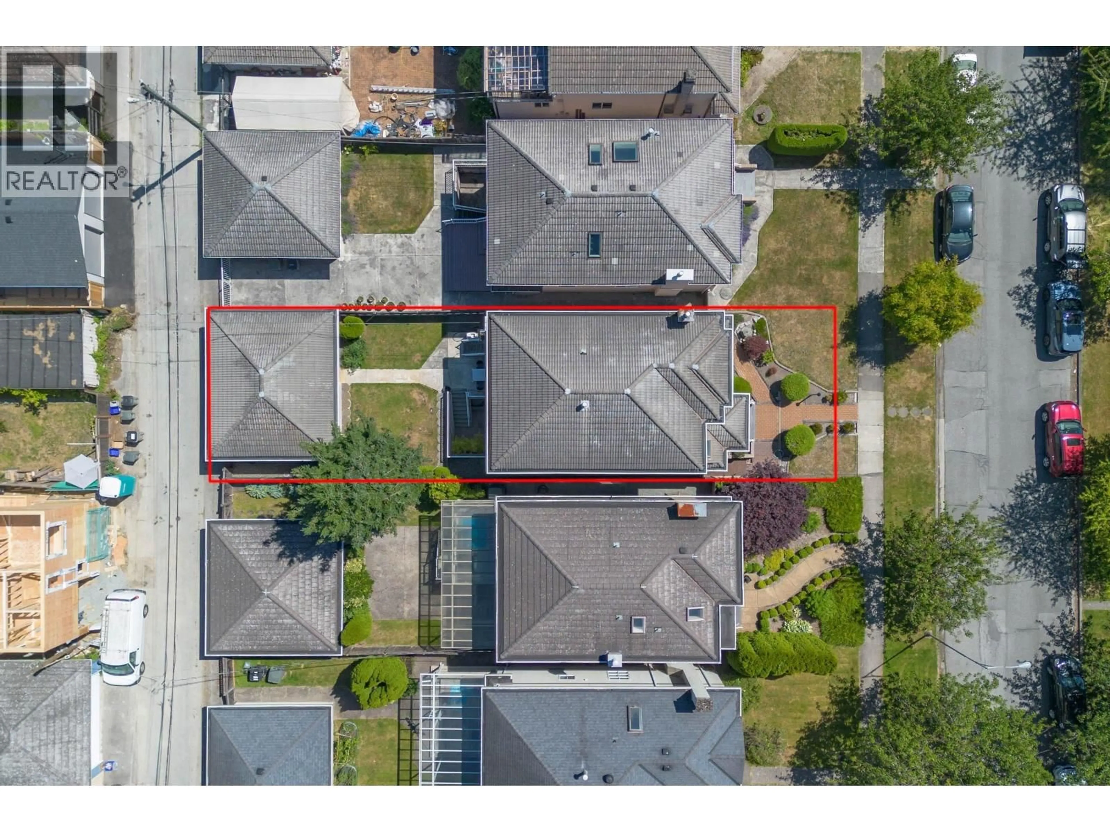 A pic from outside/outdoor area/front of a property/back of a property/a pic from drone, street for 2755 20TH AVENUE, Vancouver British Columbia V6L1H1