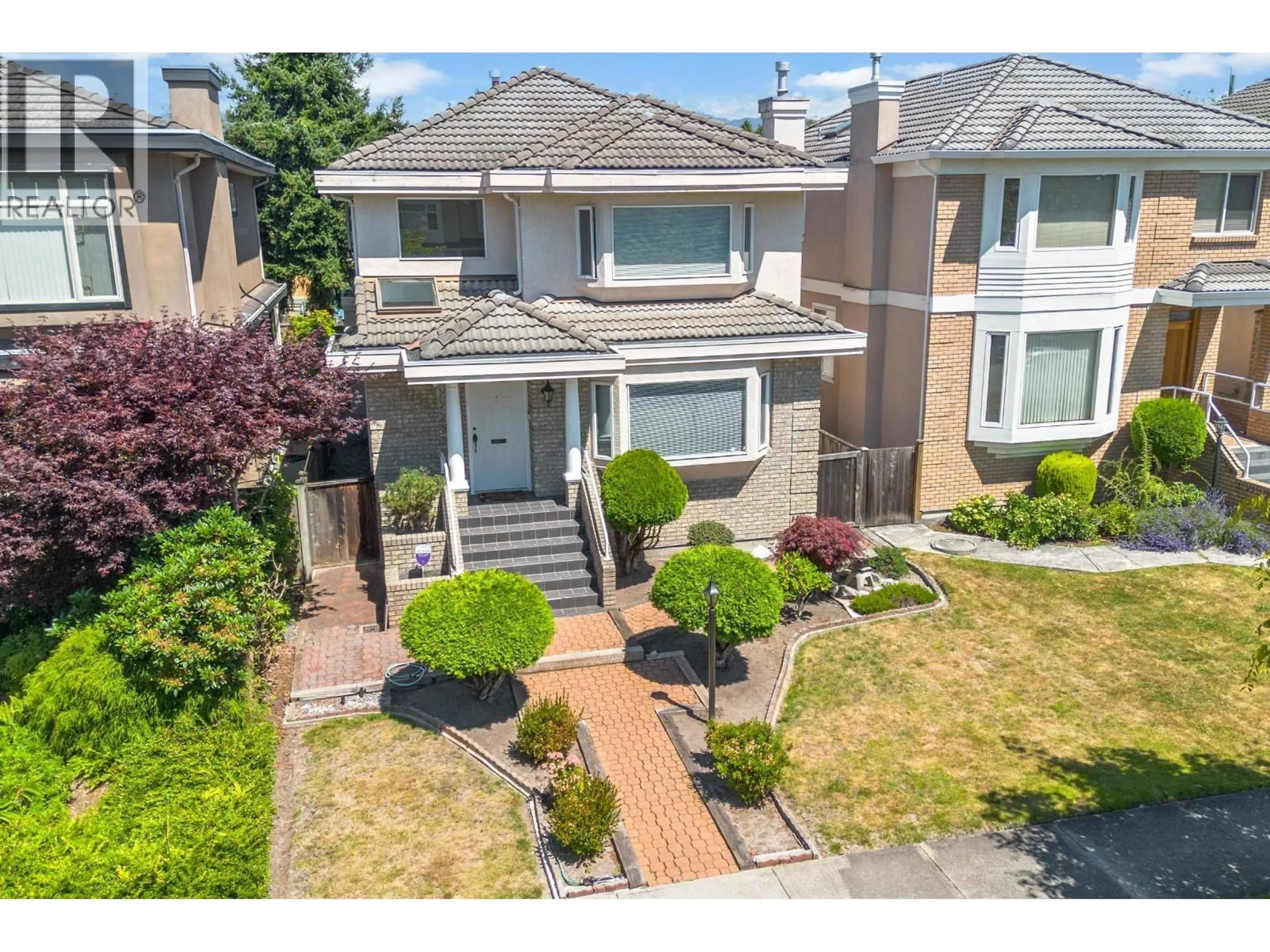 A pic from outside/outdoor area/front of a property/back of a property/a pic from drone, street for 2755 20TH AVENUE, Vancouver British Columbia V6L1H1
