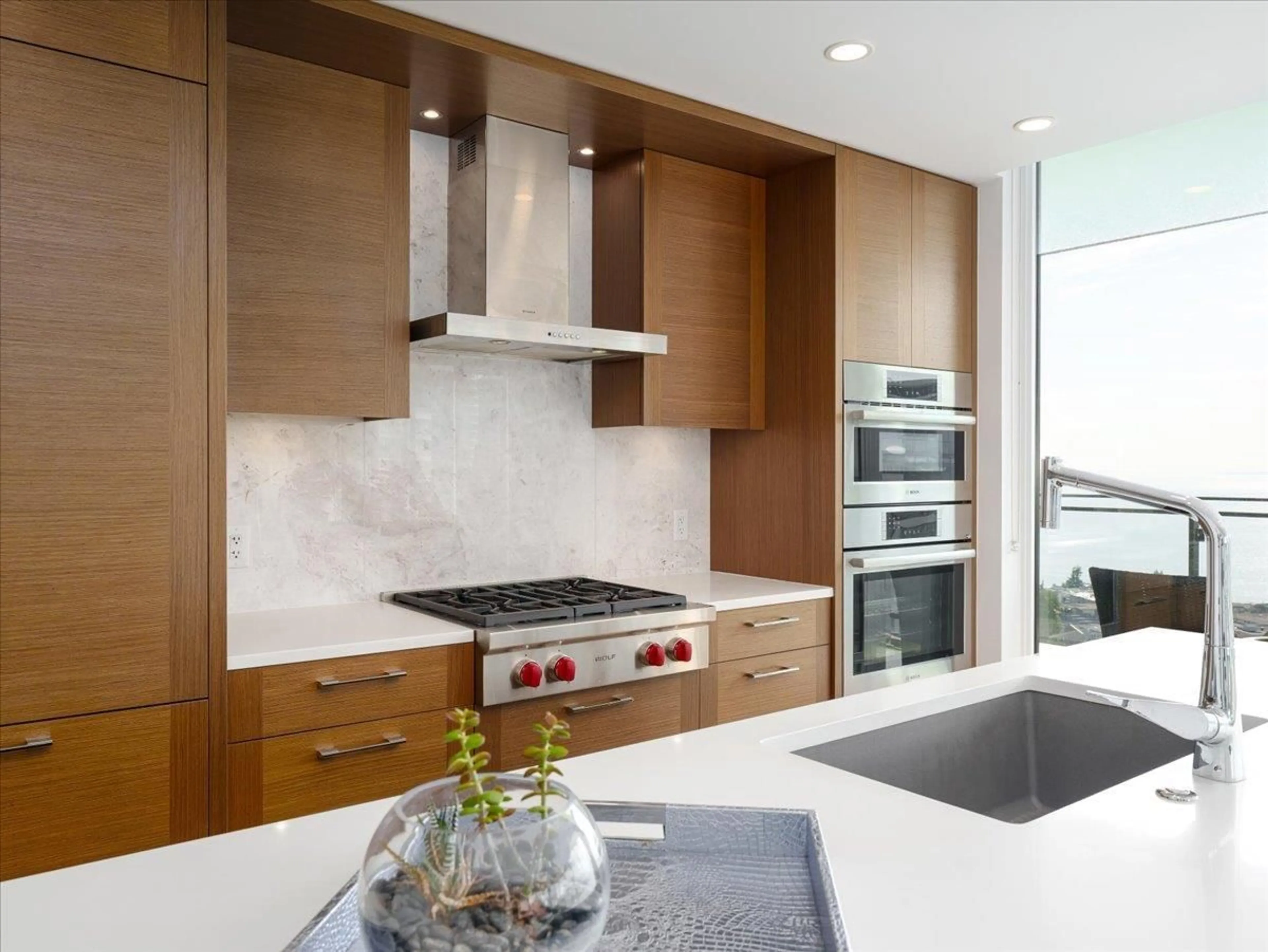 Contemporary kitchen, unknown for PH1 - 1439 GEORGE STREET, White Rock British Columbia V4B0B9