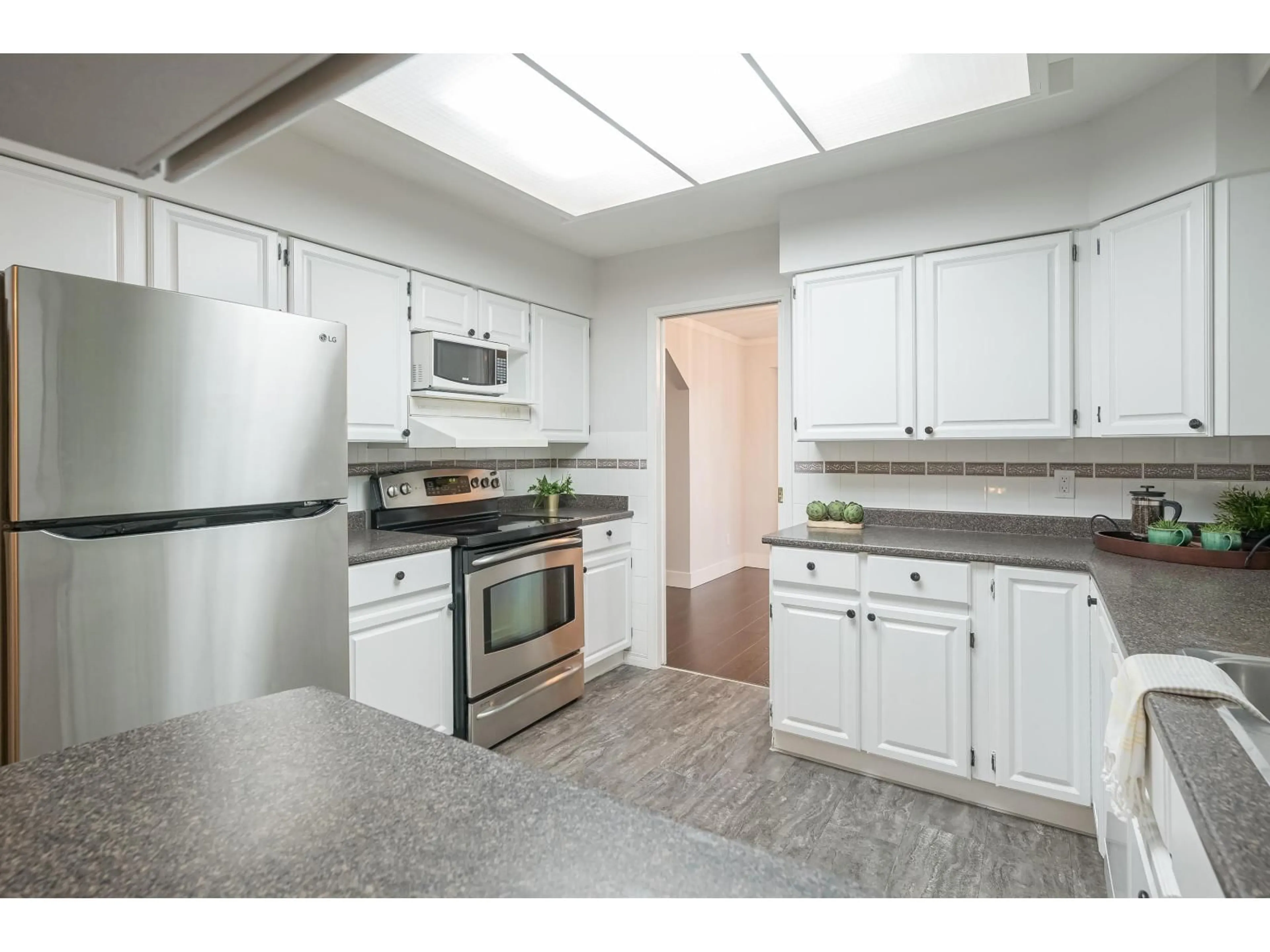 Standard kitchen, unknown for 11794 99A STREET, Surrey British Columbia V3V2R1