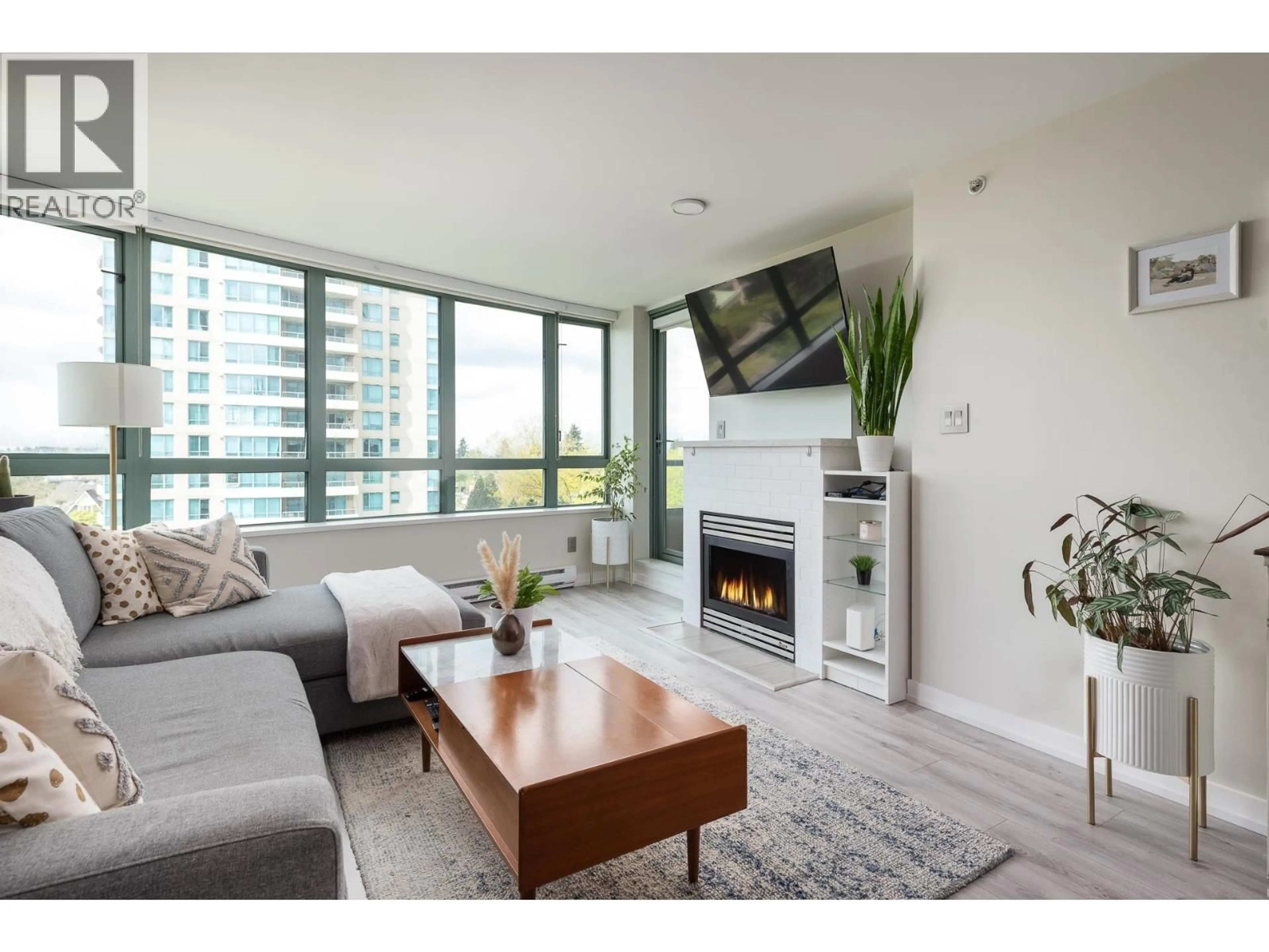 Living room with furniture, wood/laminate floor for 905 - 6659 SOUTHOAKS CRESCENT, Burnaby British Columbia V5E4M9