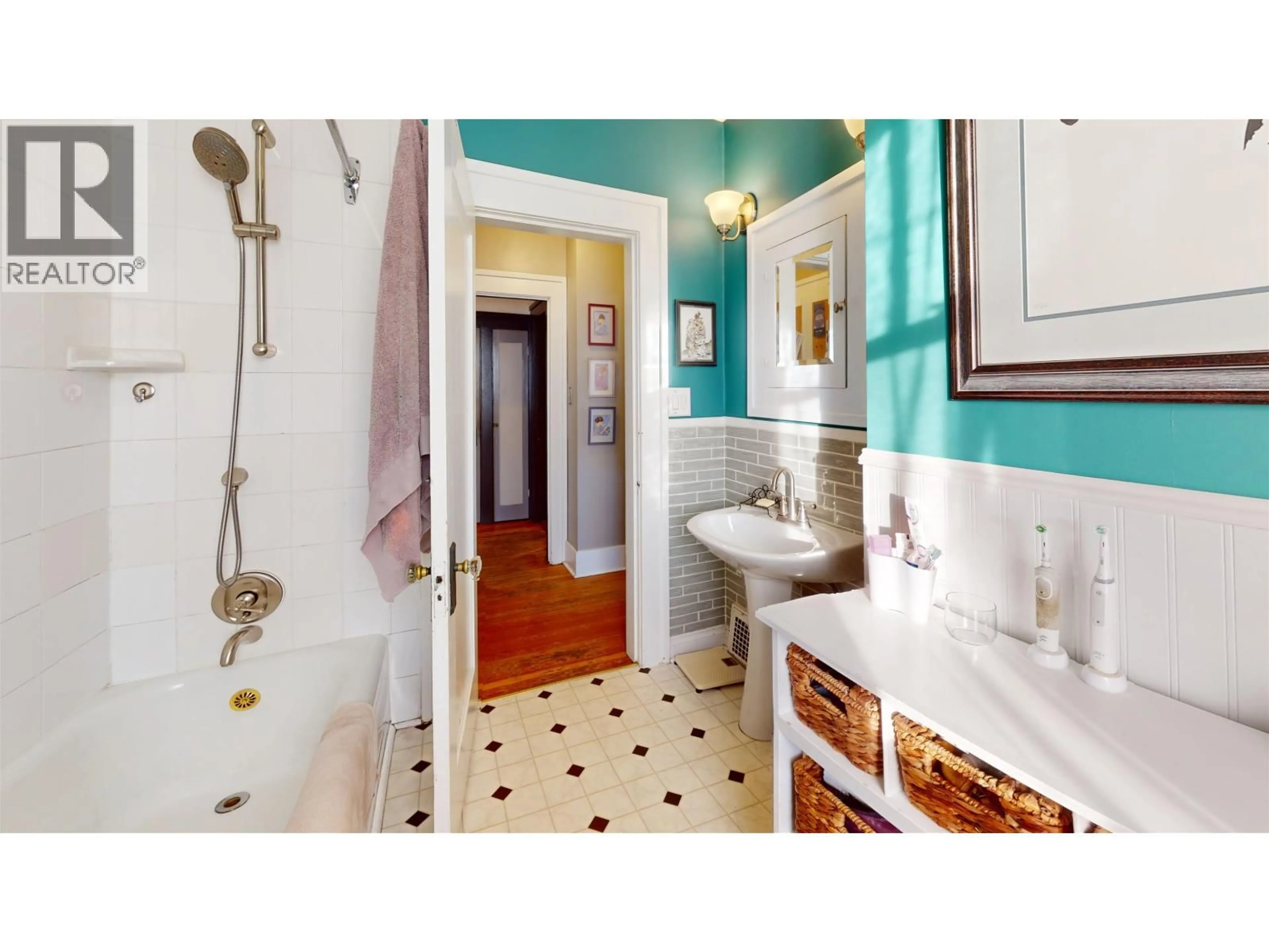 Standard bathroom, ceramic/tile floor for 2340 VICTORIA DRIVE, Vancouver British Columbia V5N4K9