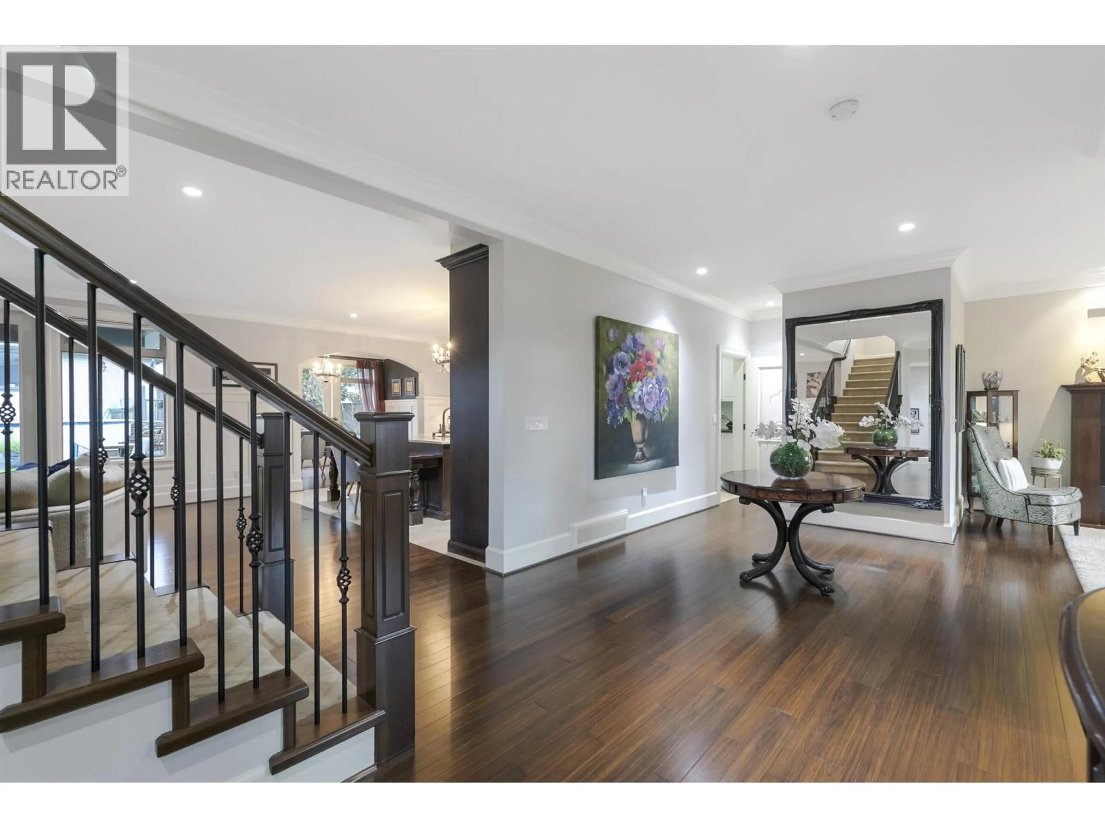 Indoor entryway for 518 16TH STREET, North Vancouver British Columbia V7L2T6