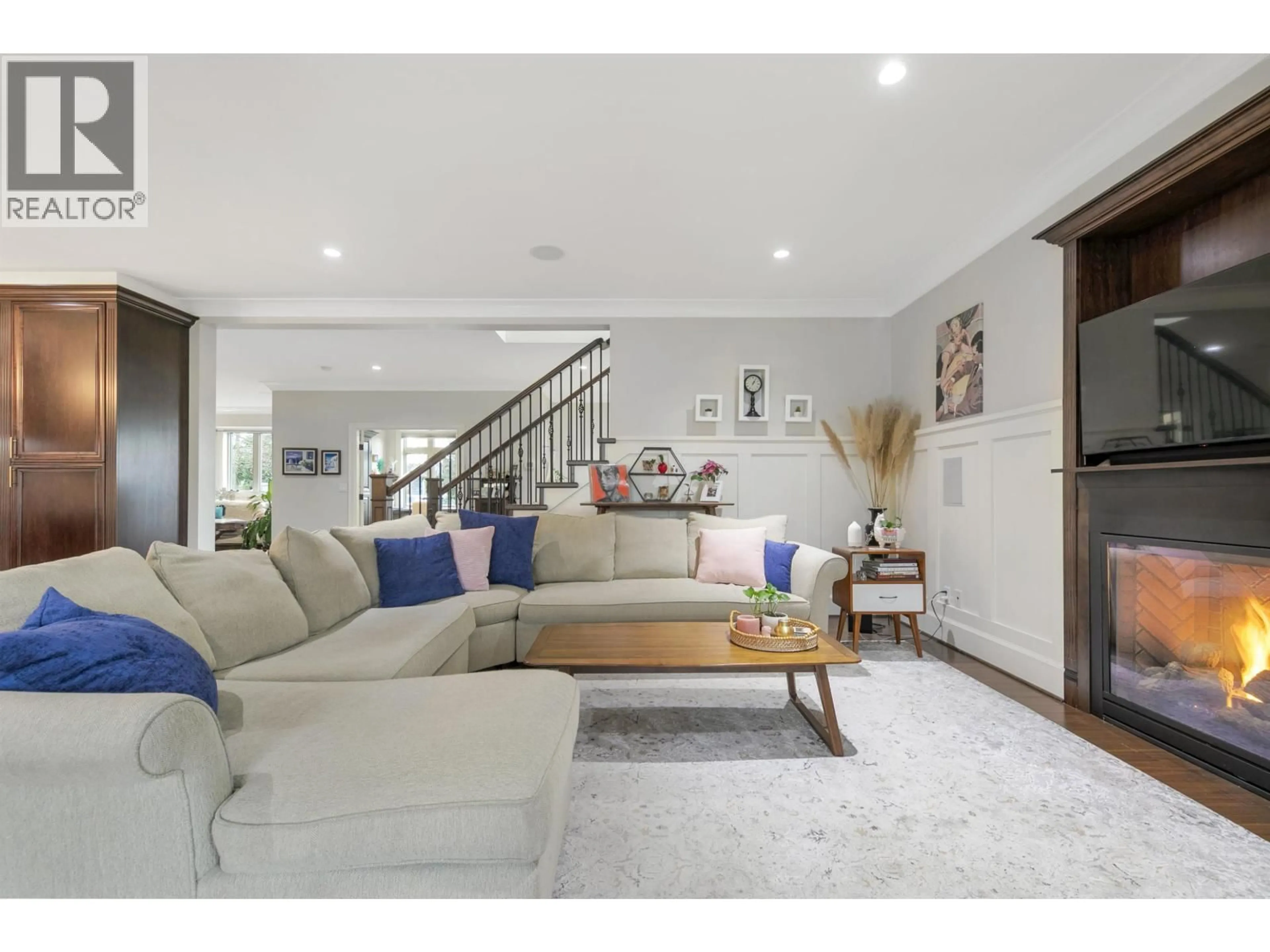 Living room with furniture, unknown for 518 16TH STREET, North Vancouver British Columbia V7L2T6
