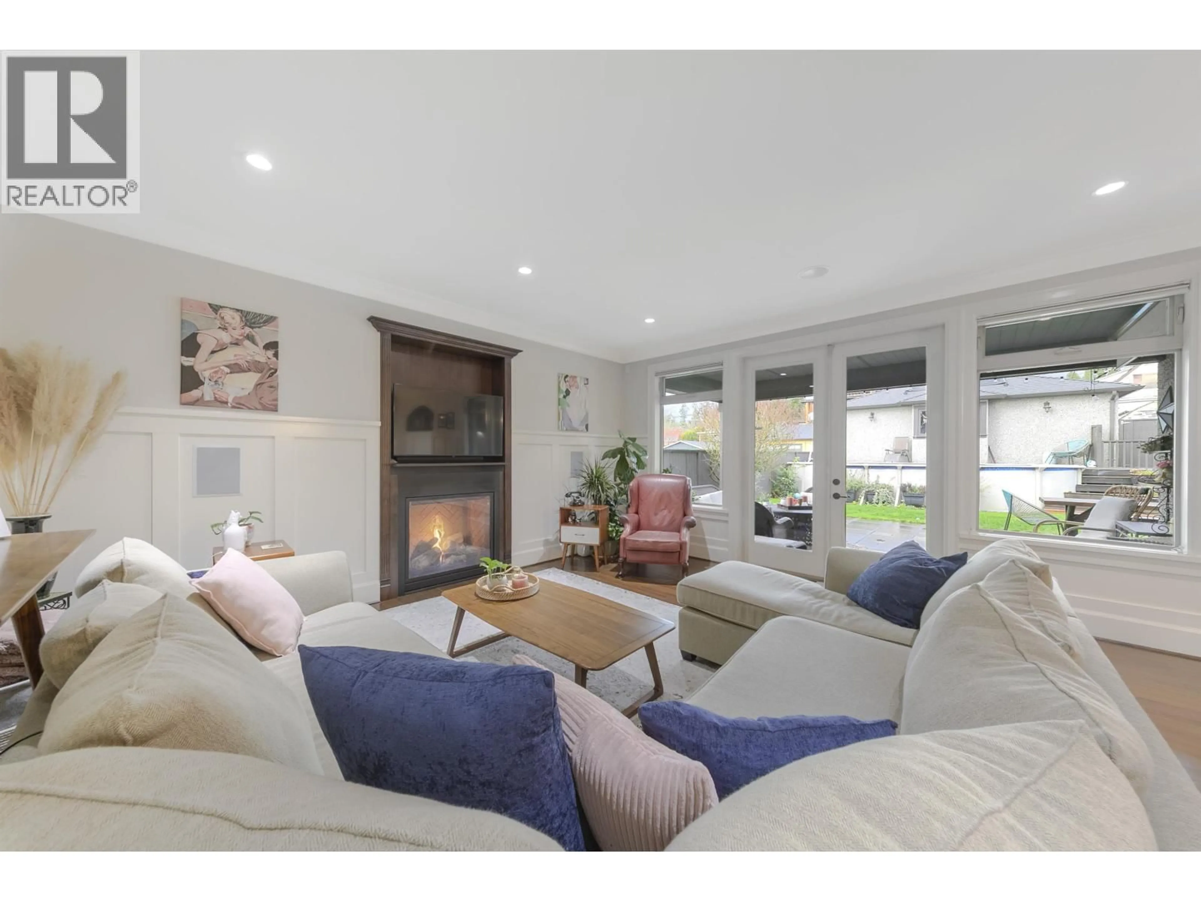 Living room with furniture, unknown for 518 16TH STREET, North Vancouver British Columbia V7L2T6